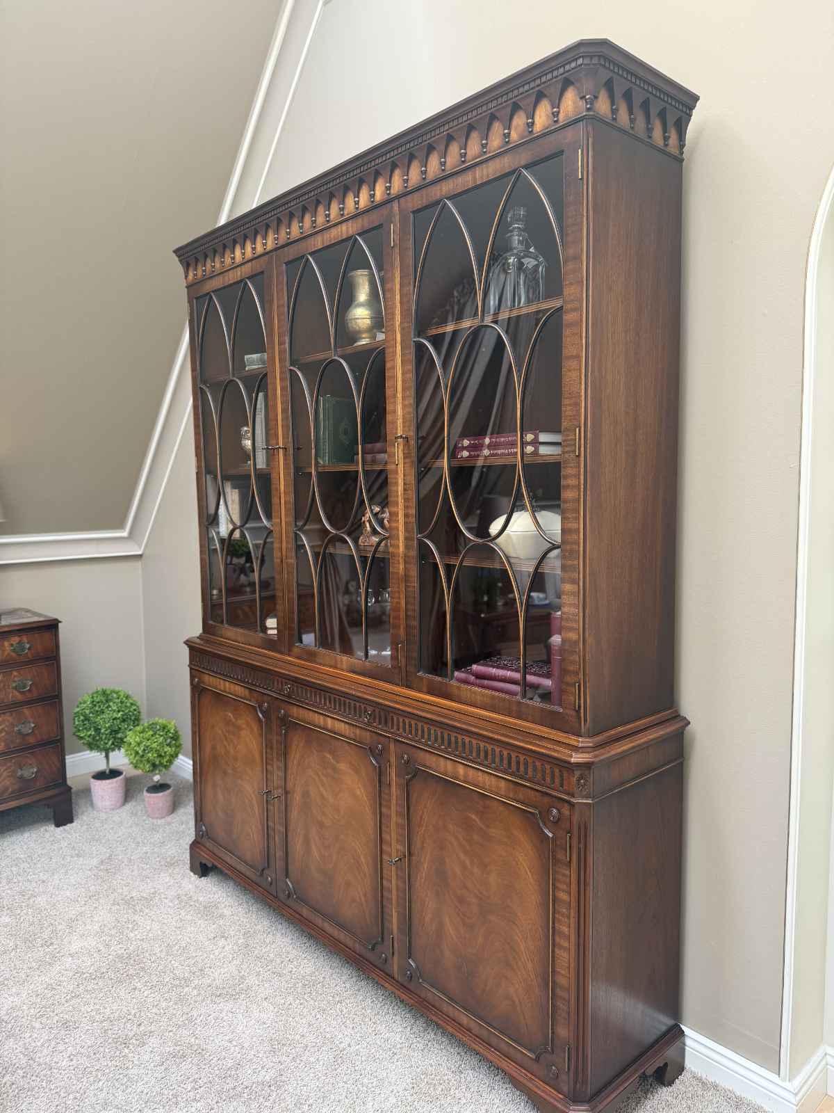 Seitliche Perspektive der Vitrine im englischen Stil von Reprodux.