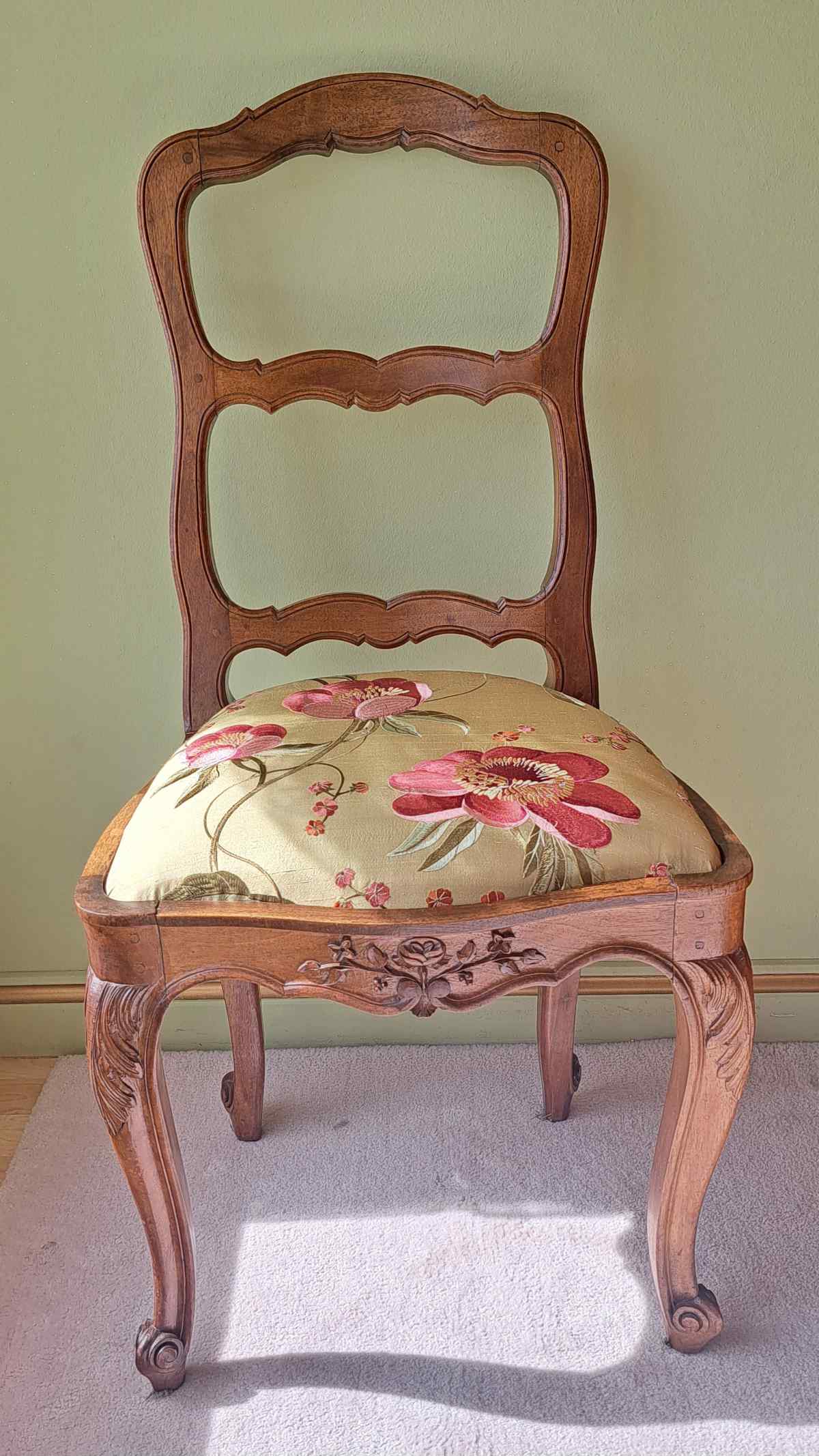 Antiker Stuhl, original Barock, aus dem 17. oder 18. Jahrhundert, neu gepolstert und bezogen, von vorne.