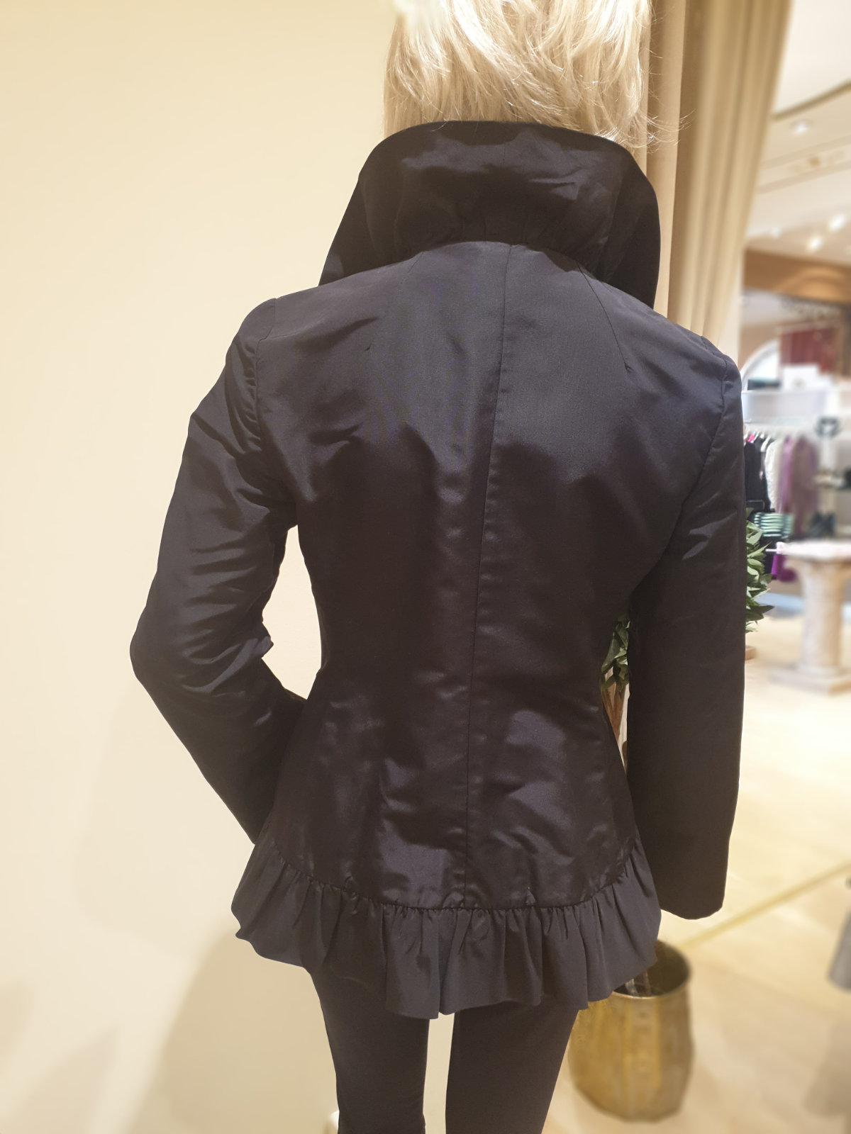 Dolce & Gabbana Jacke, kurzer Damenmantel, in schwarz, mit Rüschen am Ausschnitt, in Größe 40, von hinten 1.