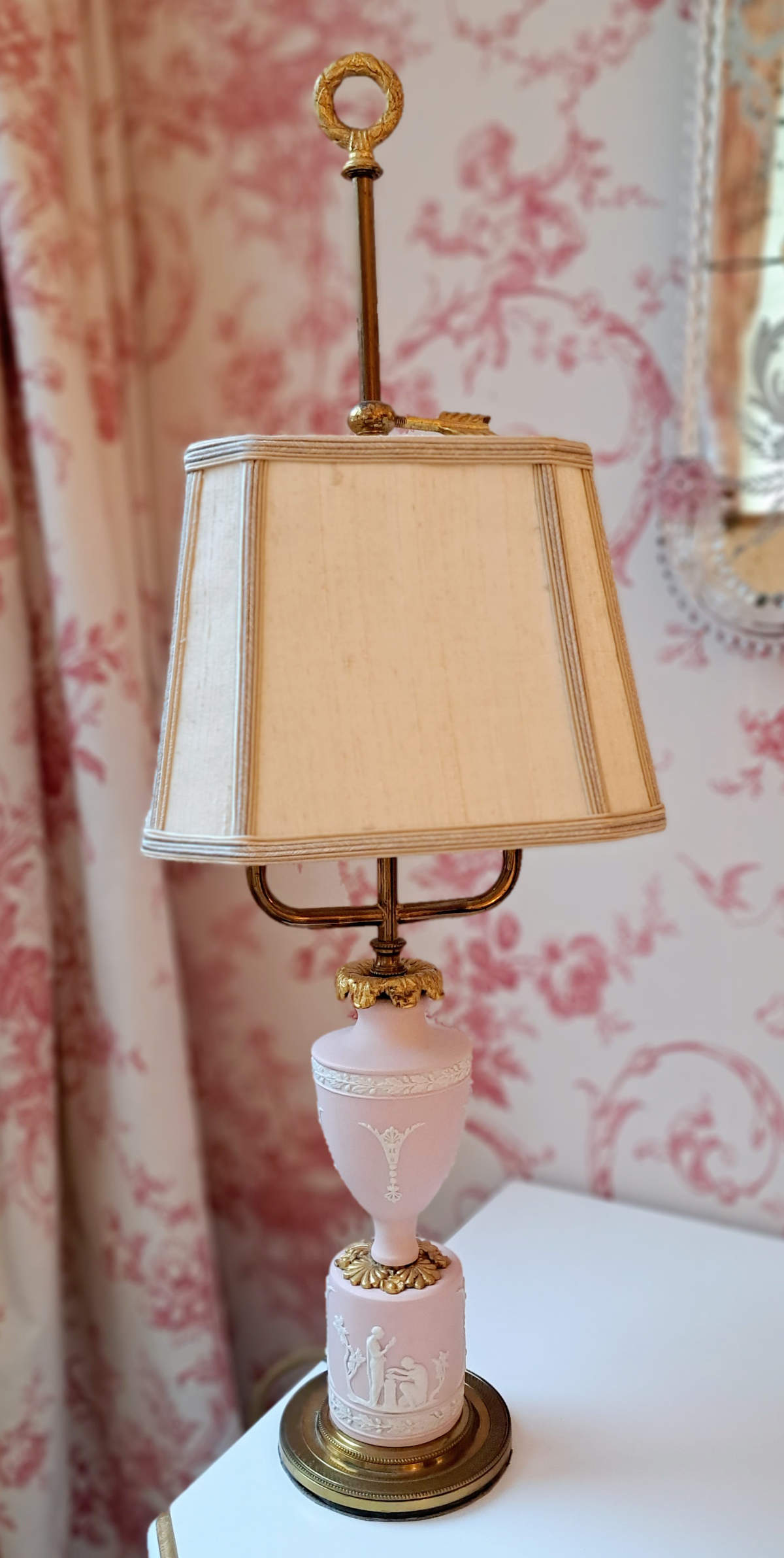 Tischlampe mit Fuß aus Biskuit Porzellan, aus dem 19. Jahrhundert, aus Italien, Vasenform, mit Messing, Frontalansicht.