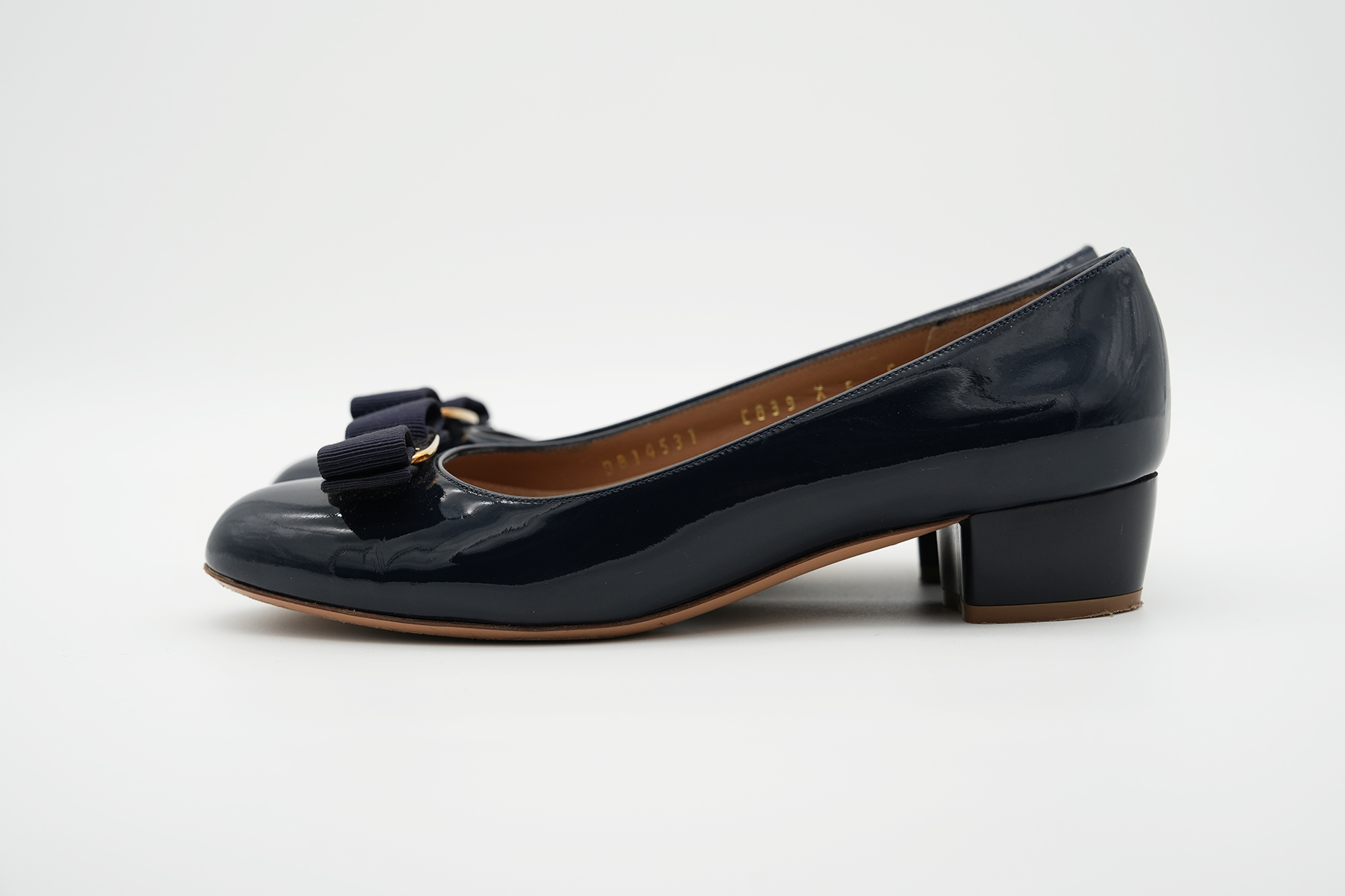 Salvatore-Ferragamo Pumps seitliche Ansicht links in Dunkelblau
