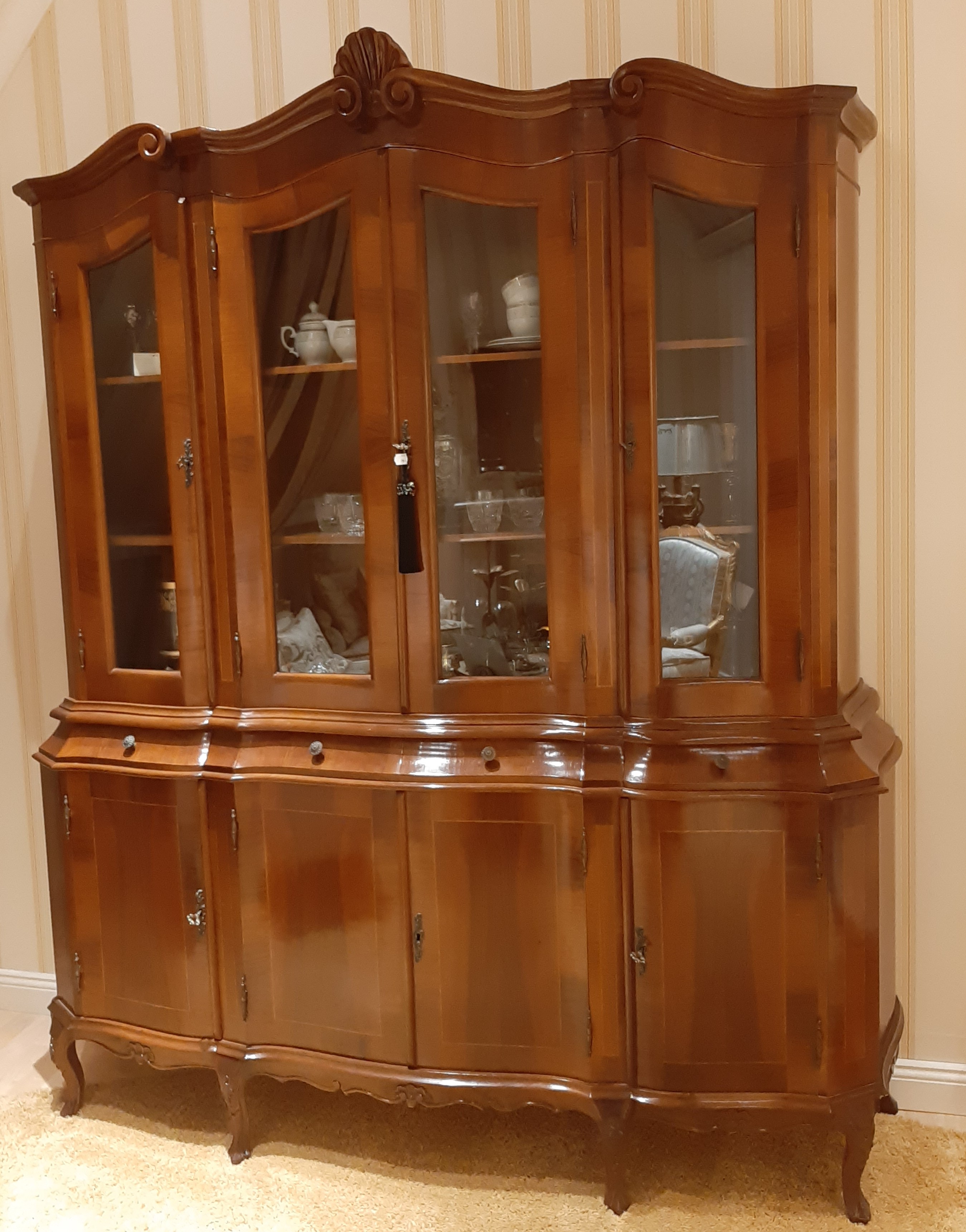 Frontansicht einer italienischen Barockvitrine aus Nussbaum mit Glastüren