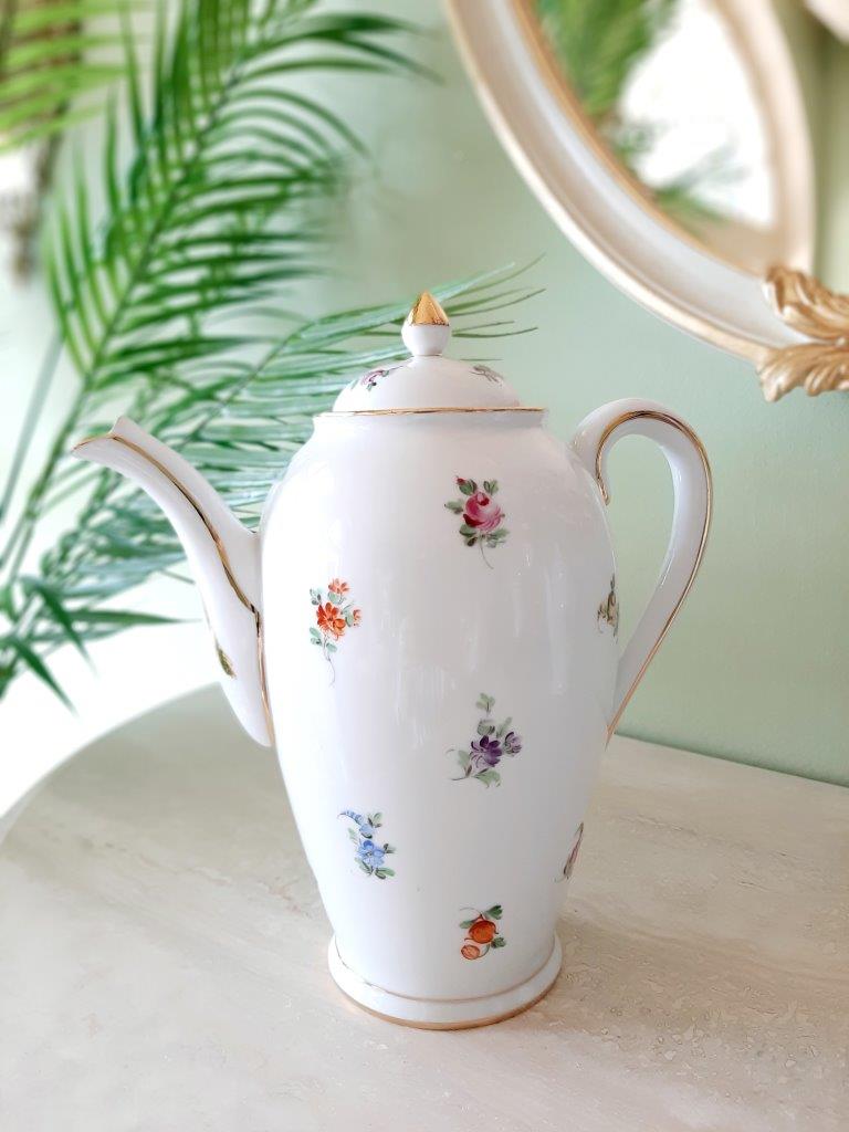 Vorderansicht einer eleganten Kaffeekanne aus Dresdner Porzellan mit floraler Handmalerei