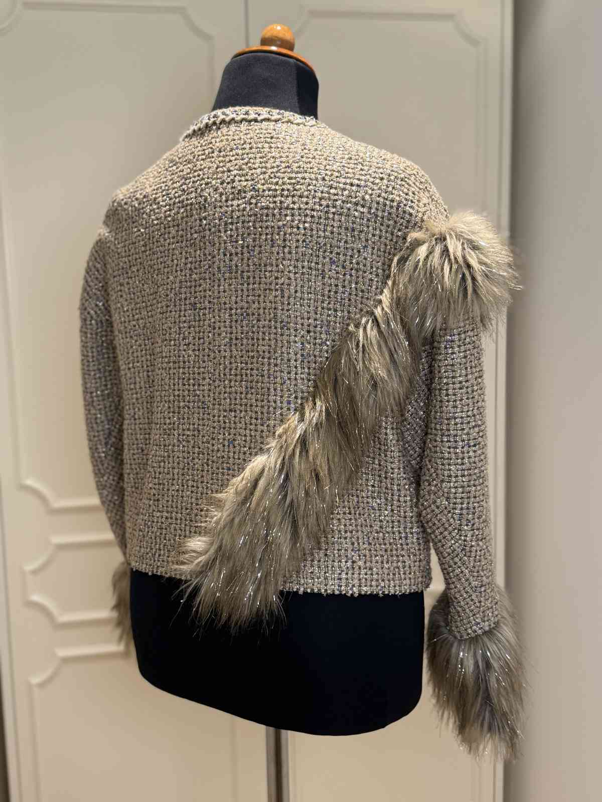 Chanel Jäckchen Rückenansicht – eleganter Schnitt in Größe 40.