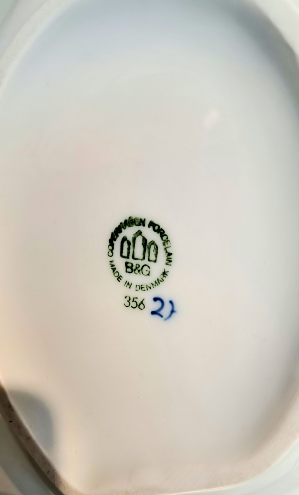 Blattschale Bing und Gröndahl Stempel Blattschale, Bing und Gröndahl, Hergestellt zwischen 1970 bis 1982, Dekor ähnelt sehr dem der Musselmalet Halbspitze von Royal Copenhagen, Dänemark, Stempel.