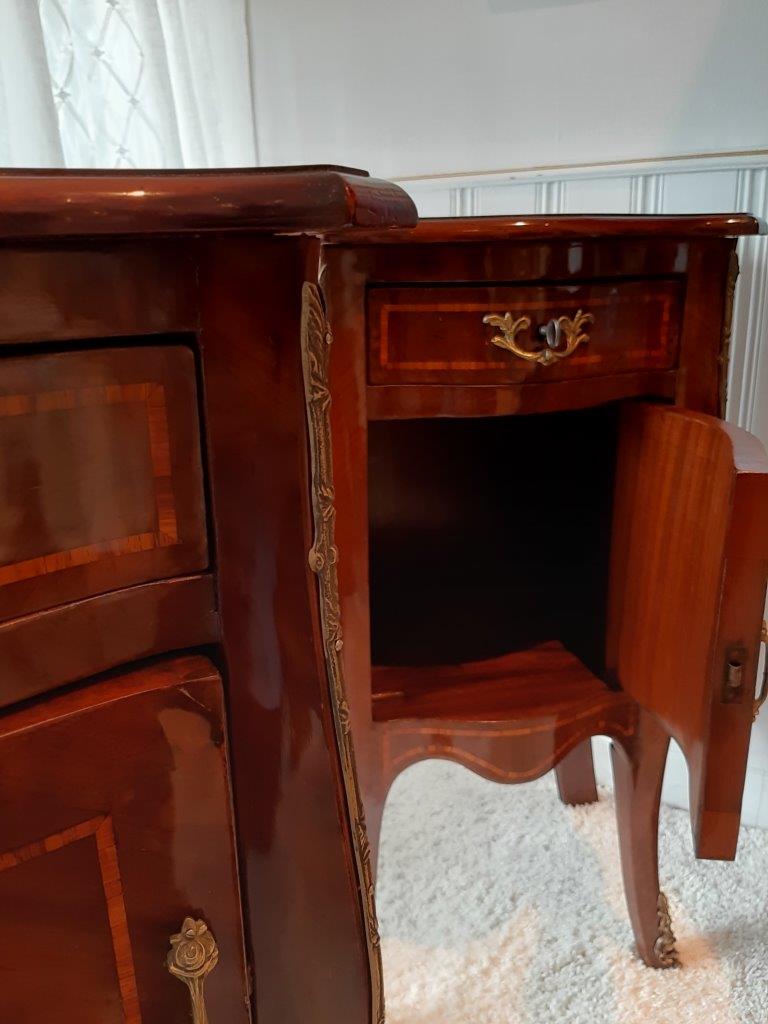 Mahagnoni Kommoden mit Tür Mahagoni Kommoden als nachtkästchen mit Bronzeverzierung