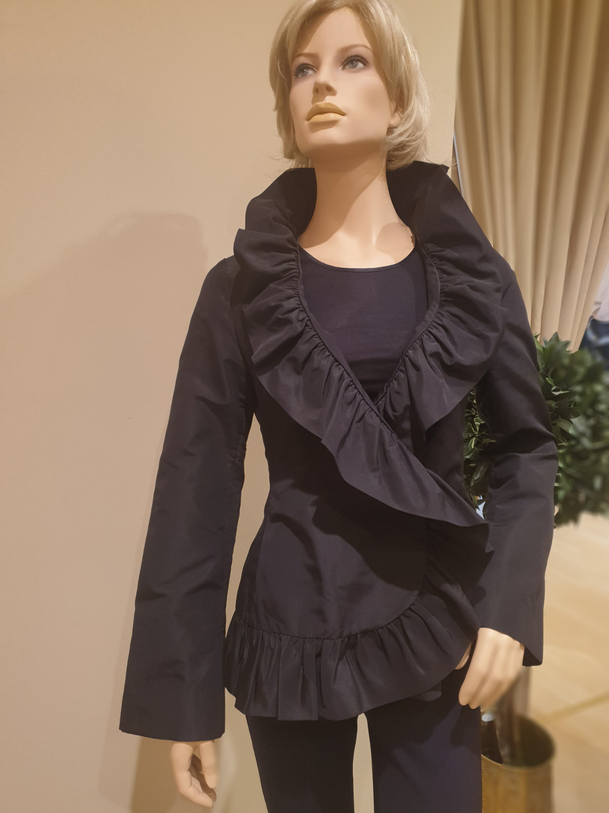 Dolce & Gabbana Jacke, kurzer Damenmantel, in schwarz, mit Rüschen am Ausschnitt, in Größe 40, Frontalansicht 1.