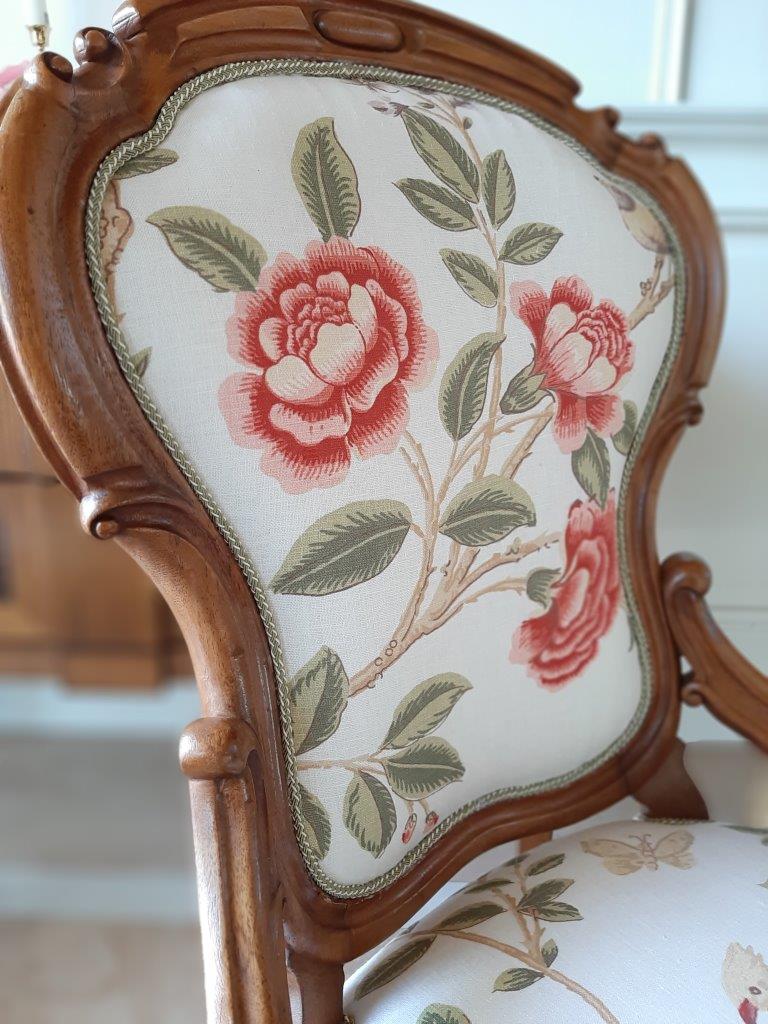 Detailaufnahme seitlich am Sessel mit floraler Polsterung