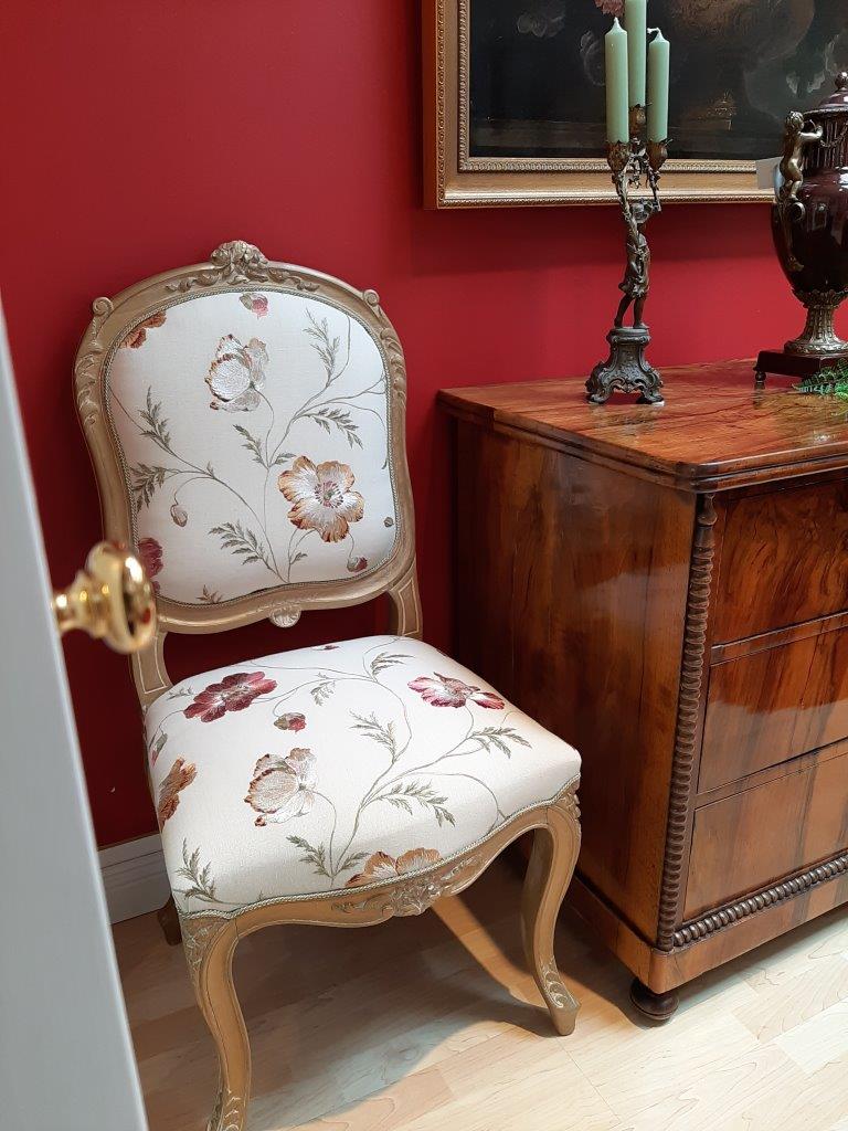 Louis-XV-Stuhl schräg von vorne links