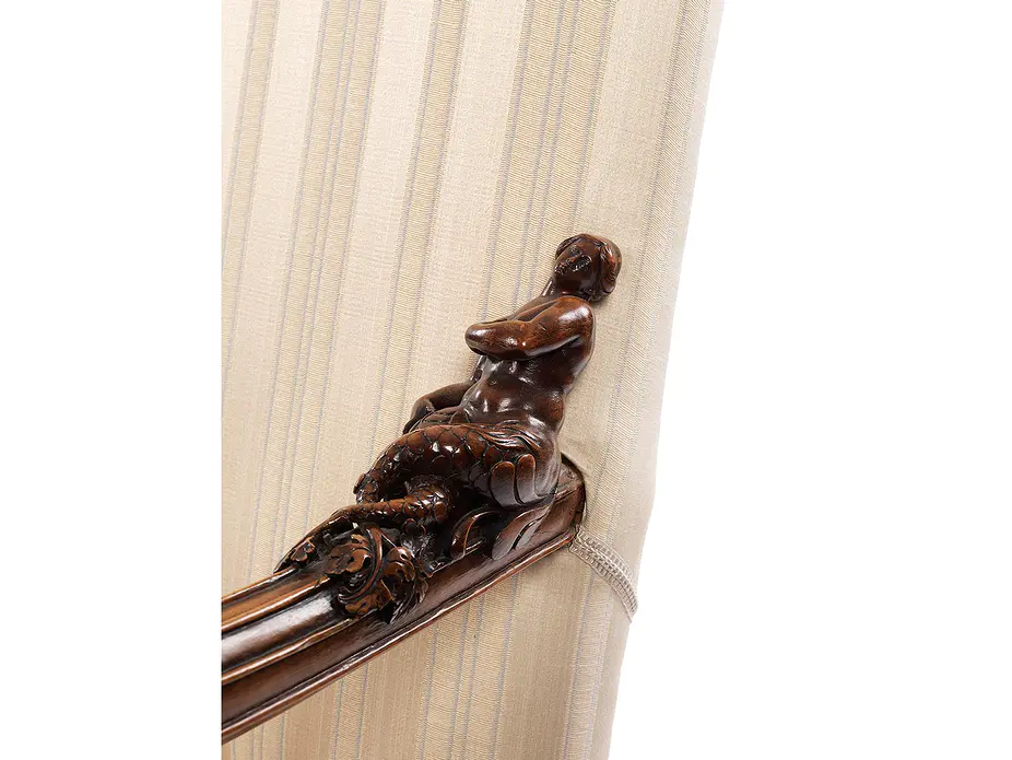 Antiker Armlehnsessel – geschnitzte Armlehne mit Skulptur, Detailansicht