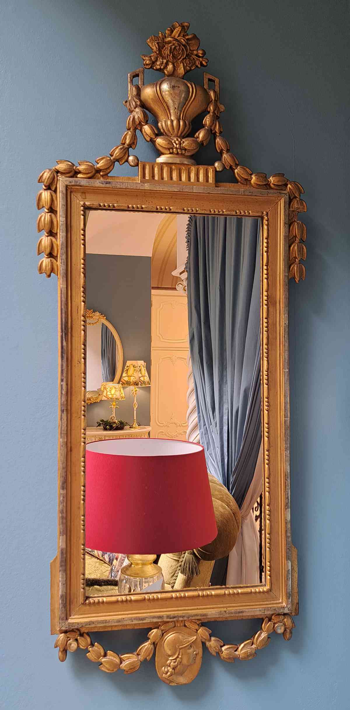 Antiker Spiegel Louis Seize Stil, aus dem 18. Jh., handgeschnitzt, sehr groß, Frontalansicht.