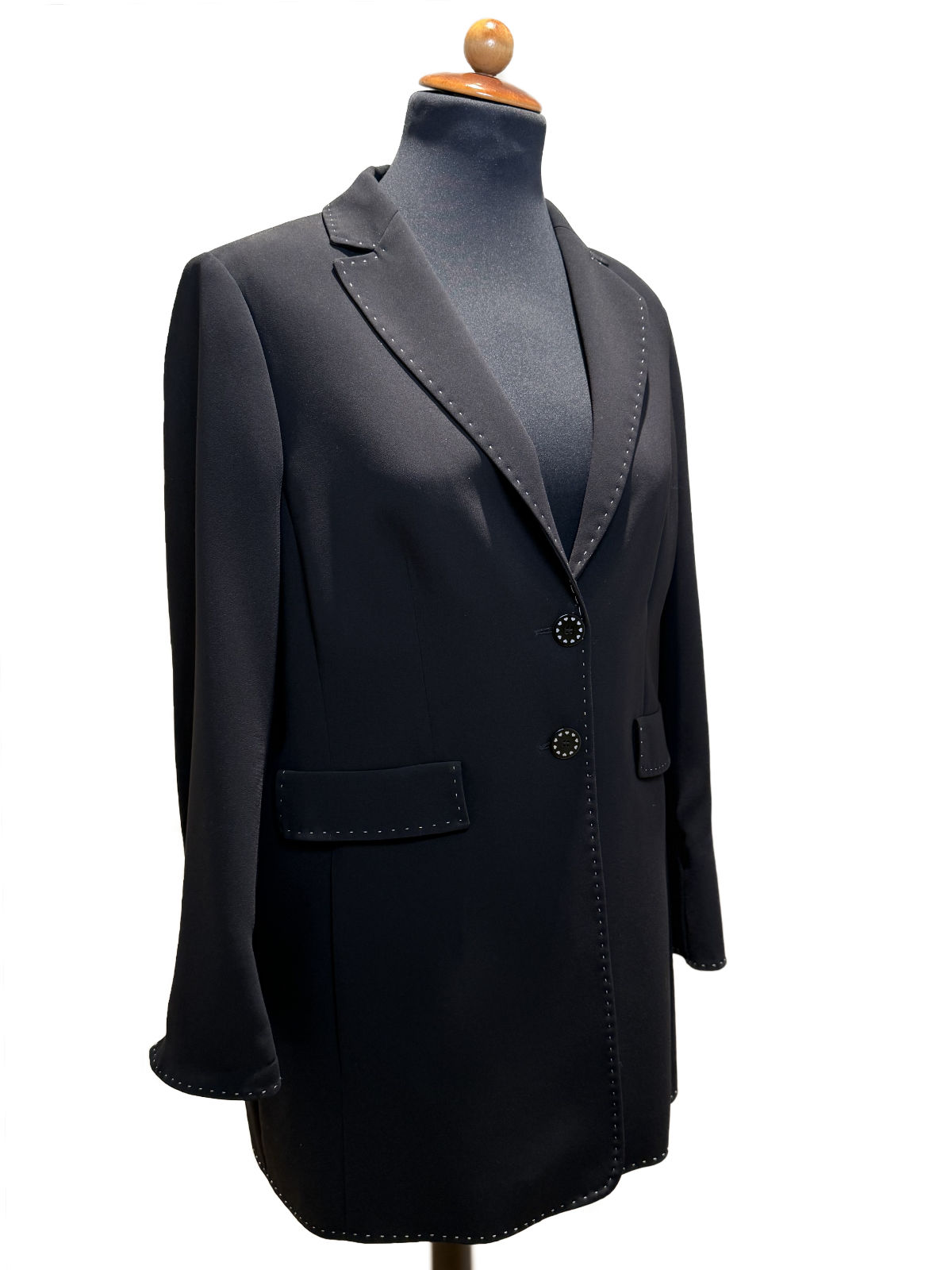 Maison-Common-Blazer in Schwarz mit leicht taillierter Silhouette, Seitenansicht.