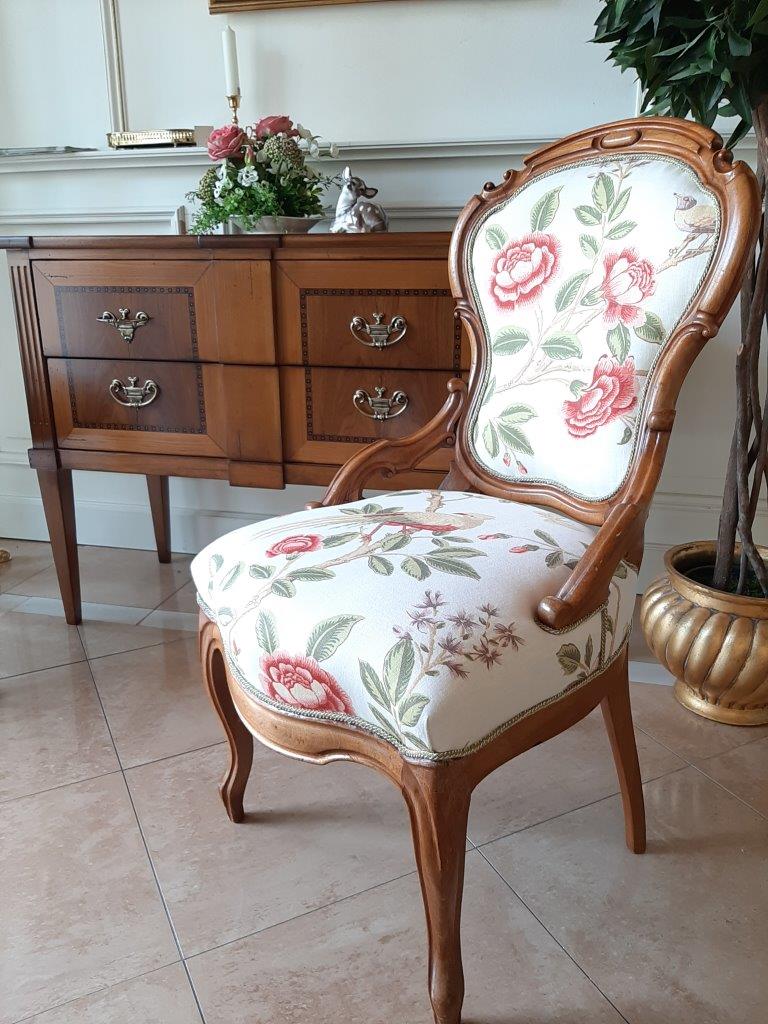 Antiker Sessel komplett schräg von links