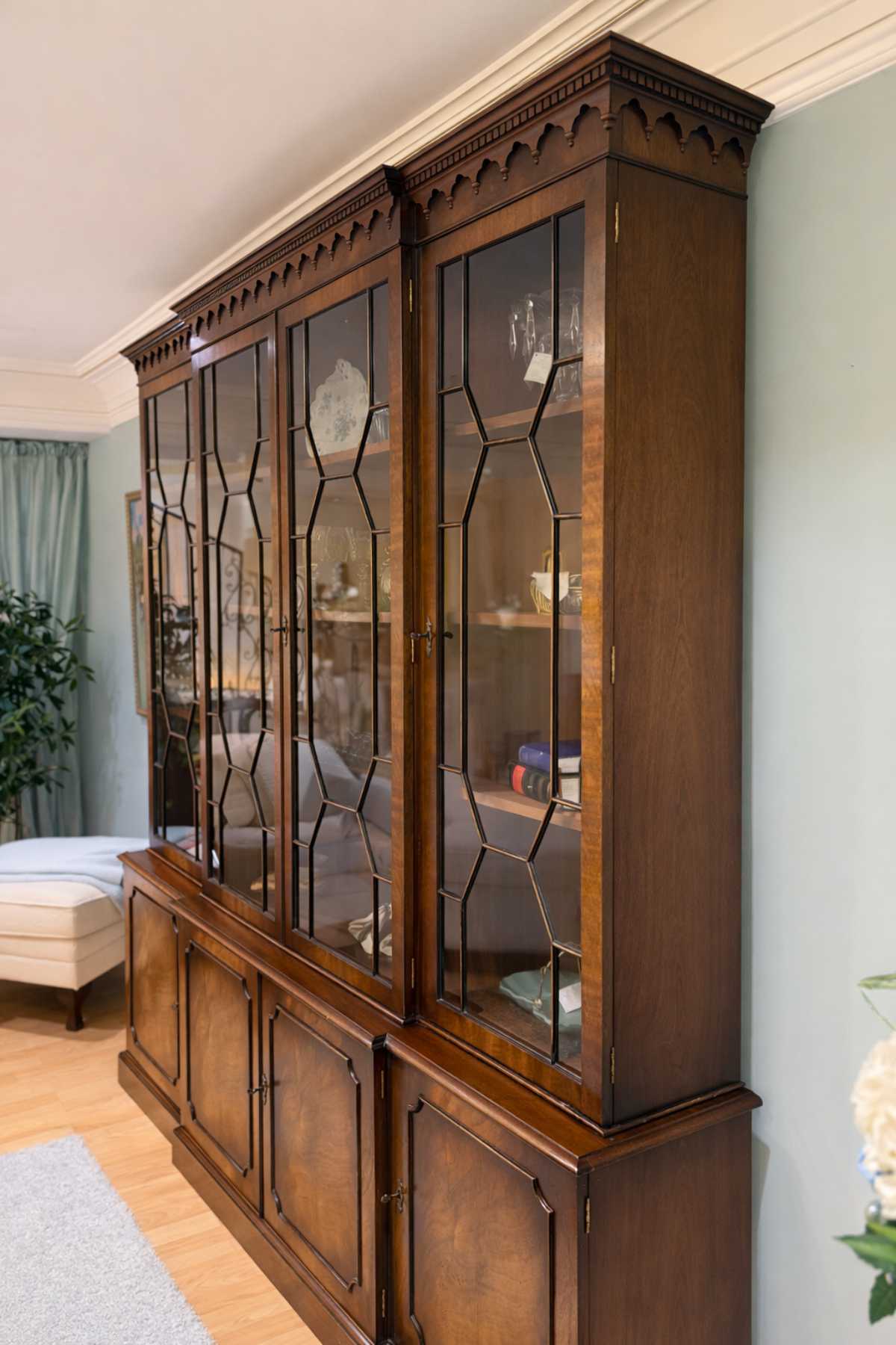 Seitliche Ansicht der Bibliothek aus Holz mit klassischer Formgebung.