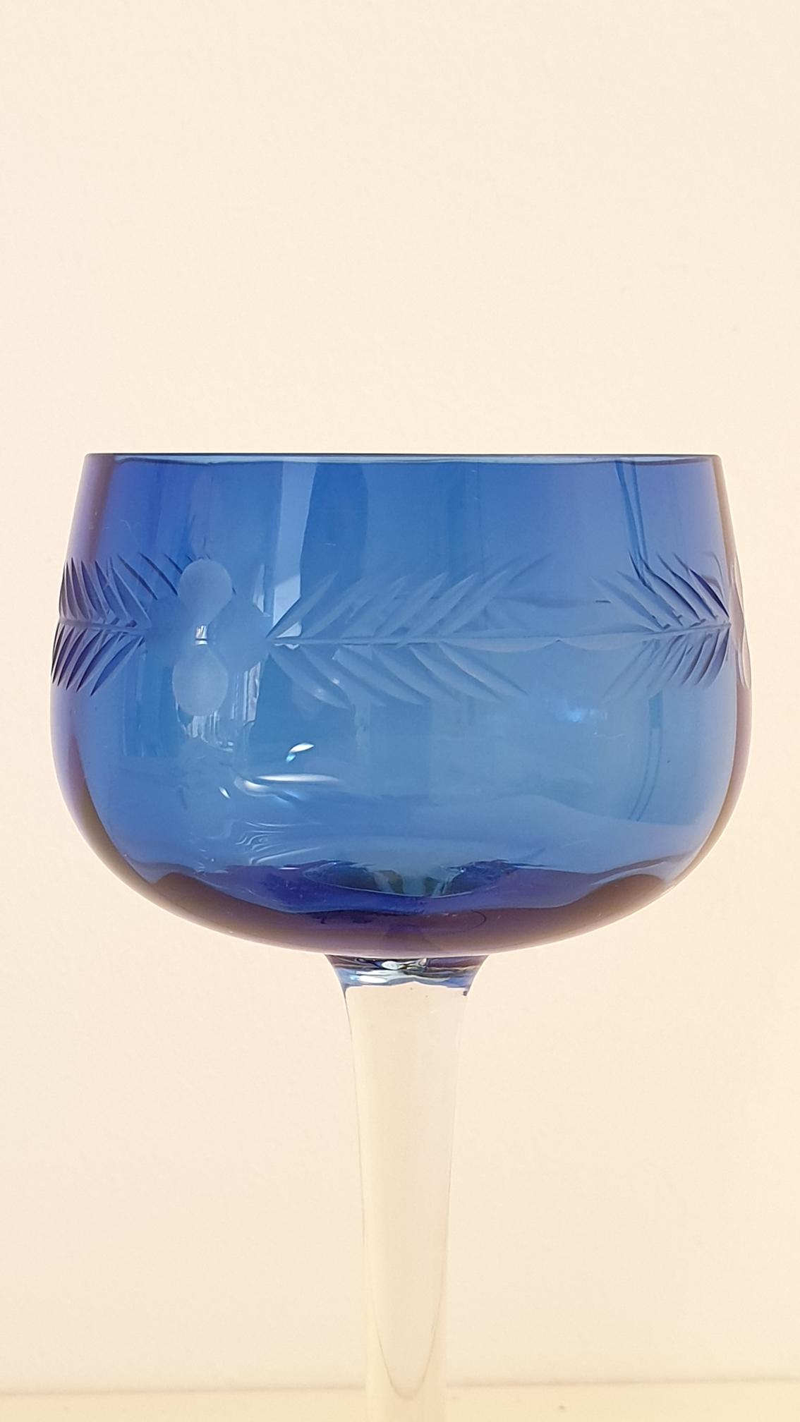Antikes Kristallglas blau, mundgeblasen mit Schliffdekor, Einzelglas frontal