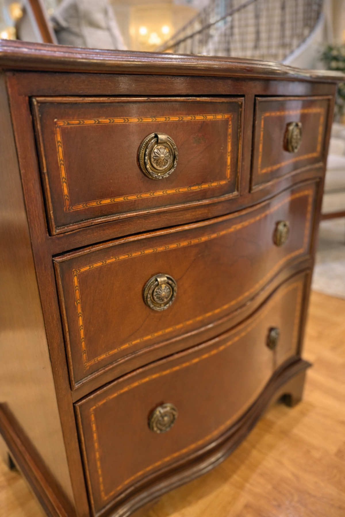 Detailreiche Vintage Kommode aus gepflegter zweiter Hand.