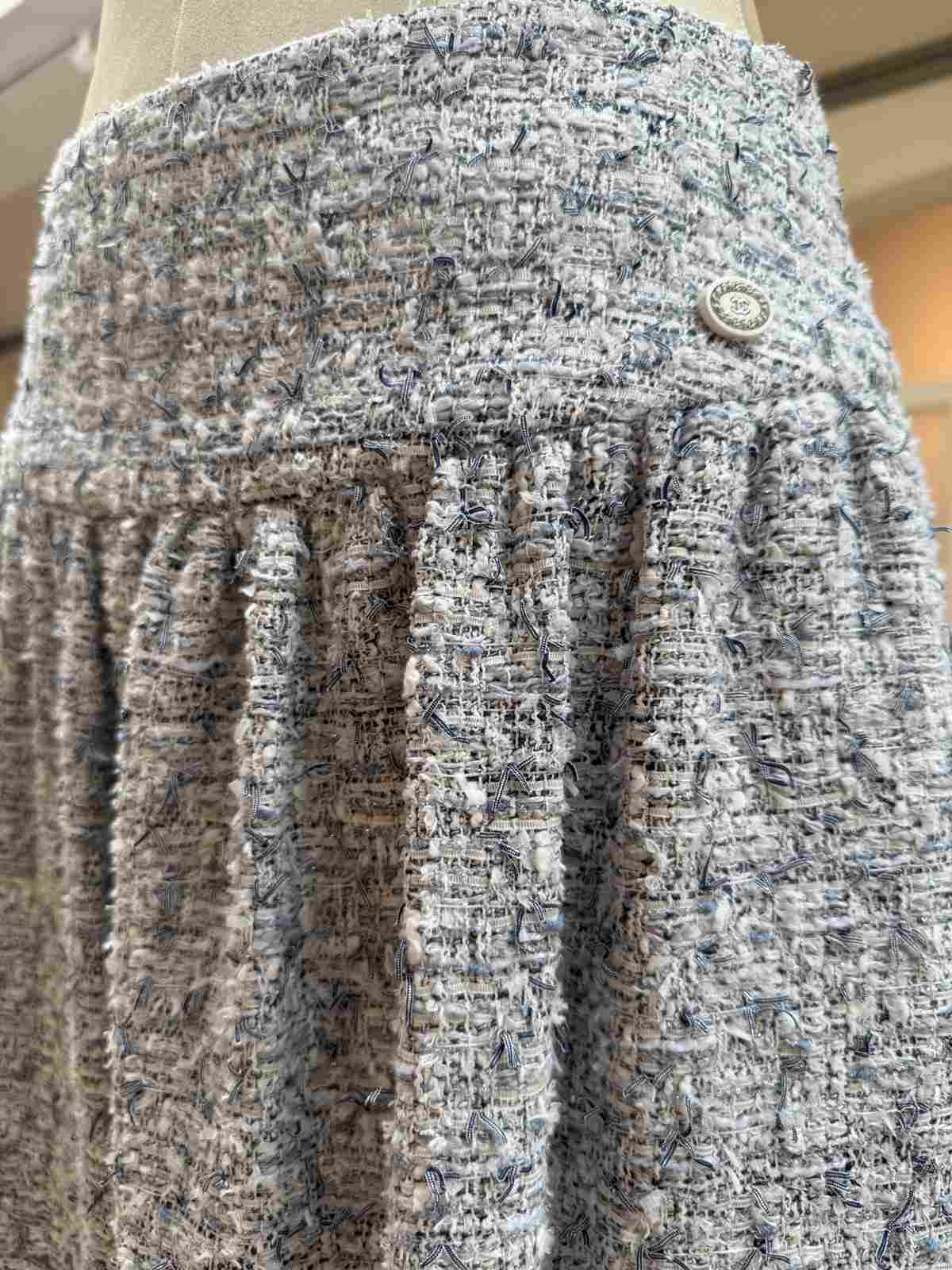 Chanel Rock Detail Taille mit Logo-Knopf.