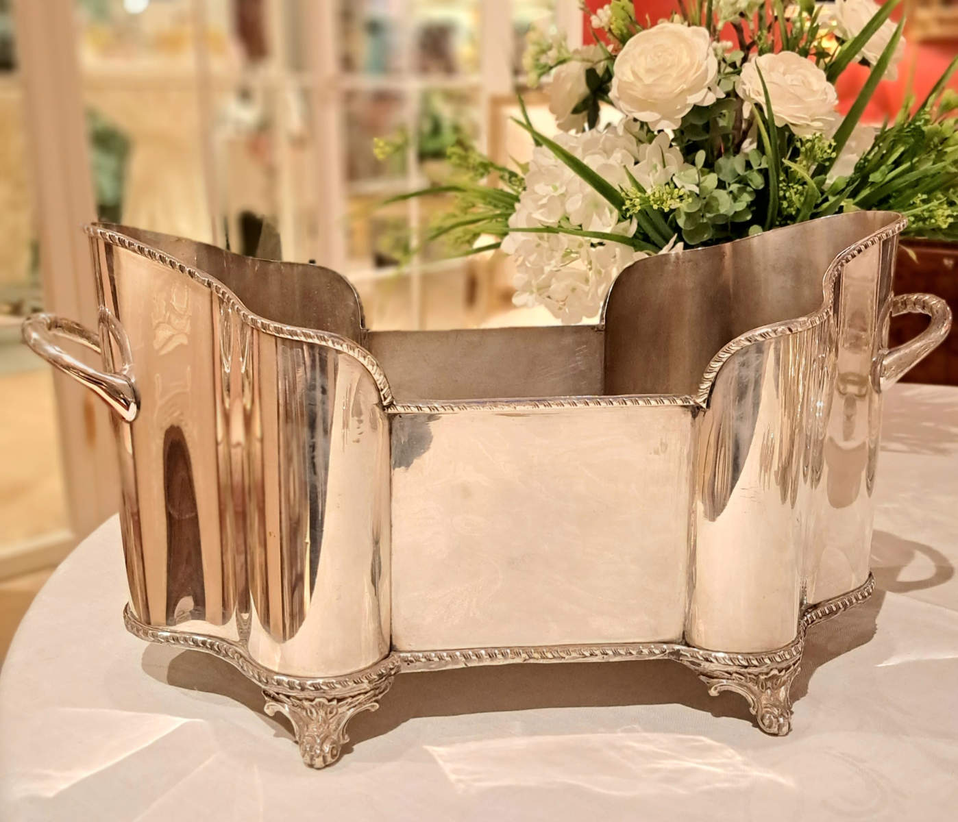 Jardinere Silber plated Blumenbehälter Second Hand frontal Jardinere, silber plated, Blumenbehälter, gewölbte Form, Second Hand, Frontalansicht.