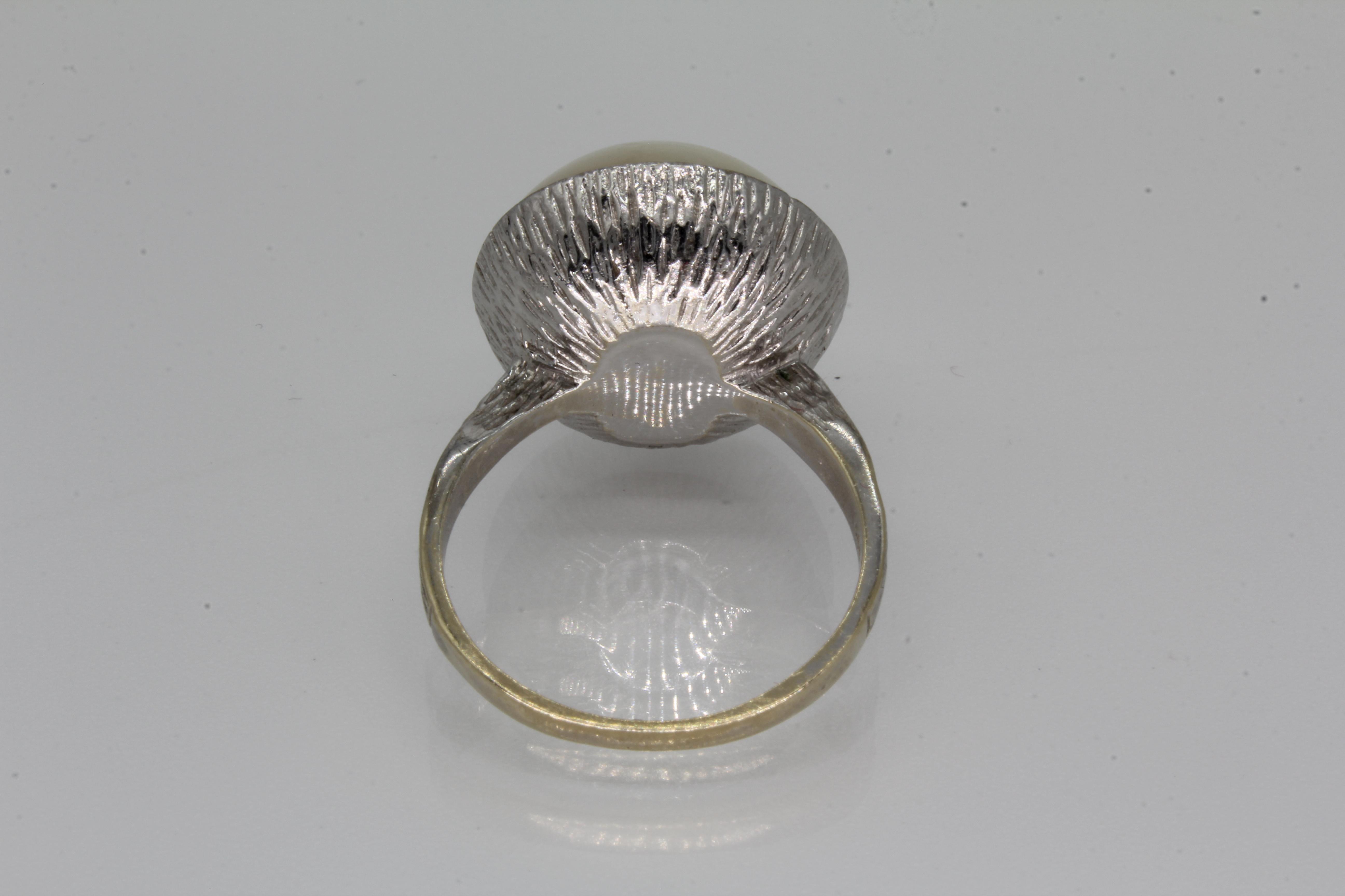 Unteransicht des Weißgoldrings mit Akoya Perle und strukturierter Fassung