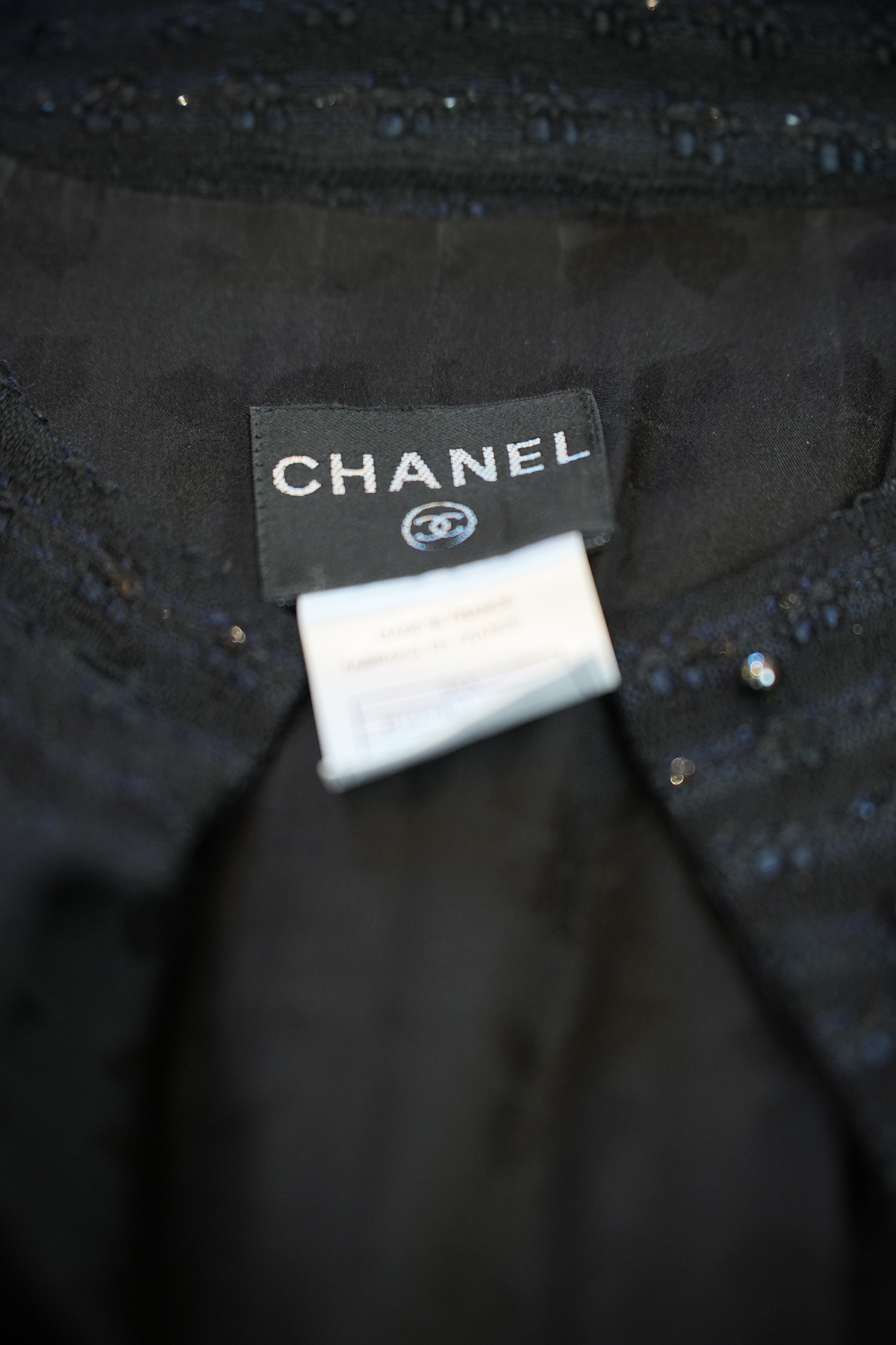 Innenetikett des Chanel Gehrocks mit Marken- und Größenangabe