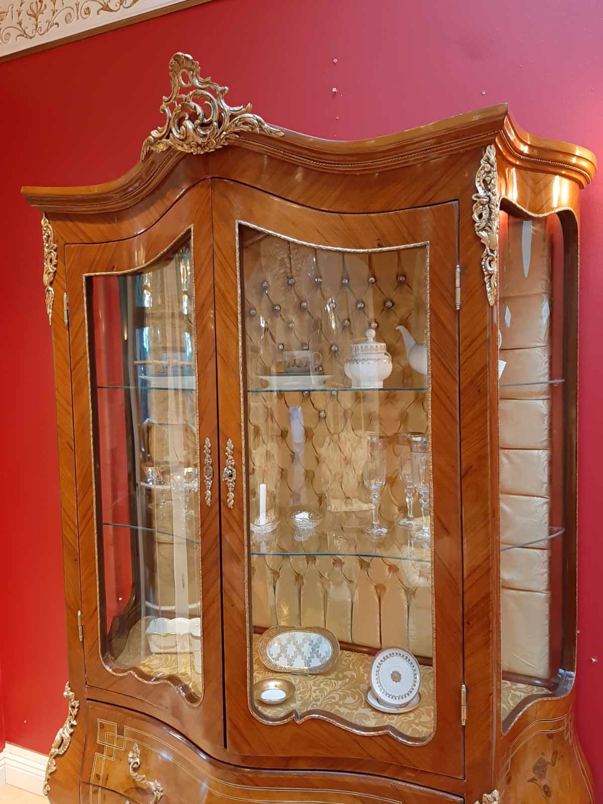 Vitrine schräg  aufgenommen