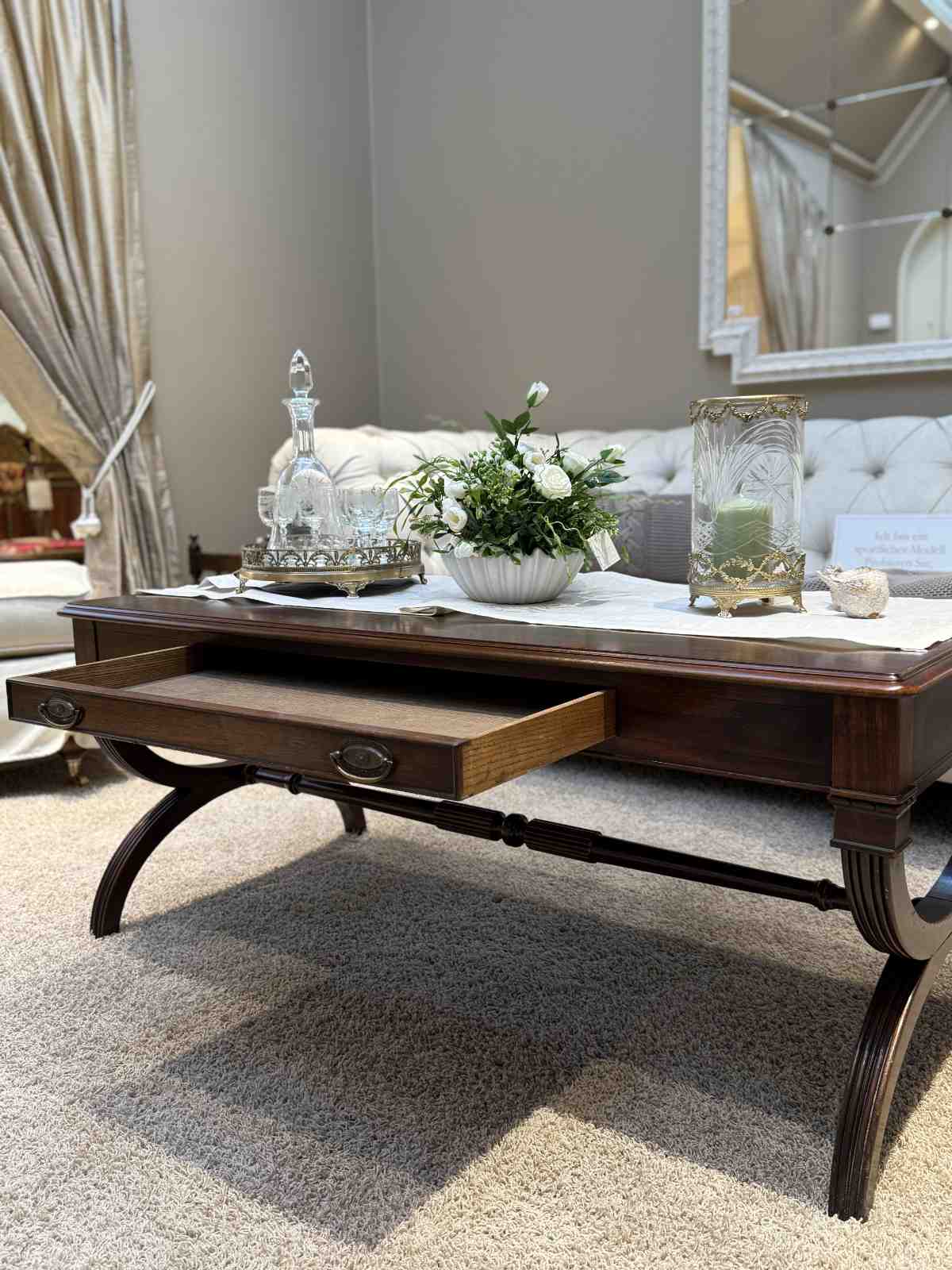 Restaurierter Couchtisch Sven aus Mahagoni mit klassischem Gestell und Schublade.