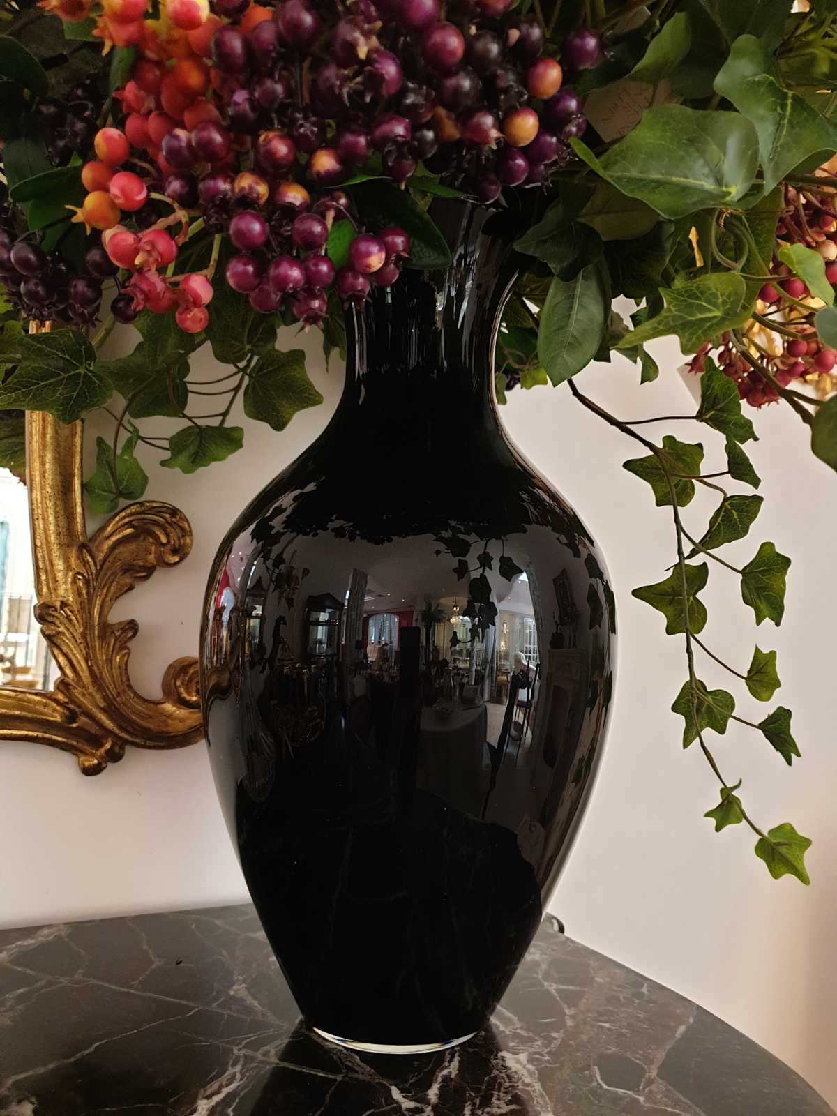 Murano Vase in schwarz, signiert, klassische Blumenvase, Frontalansicht 1.