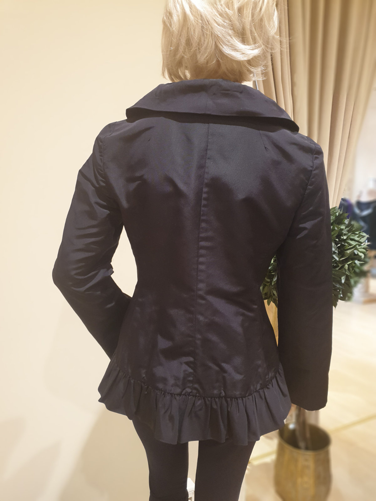 Dolce & Gabbana Jacke, kurzer Damenmantel, in schwarz, mit Rüschen am Ausschnitt, in Größe 40, von hinten.