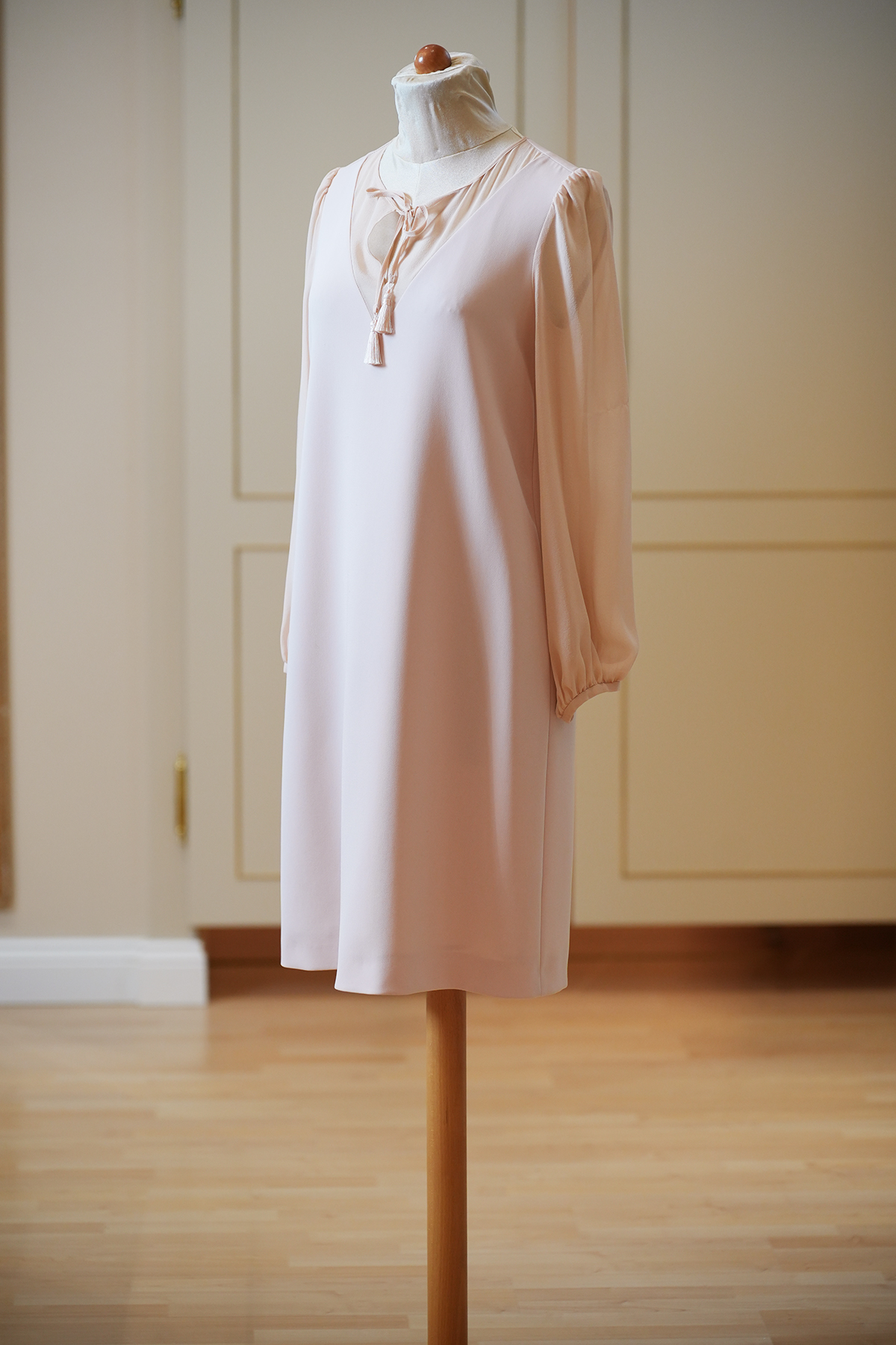 Schrägansicht eines eleganten roséfarbenen Sommerkleids von Max Mara Studio