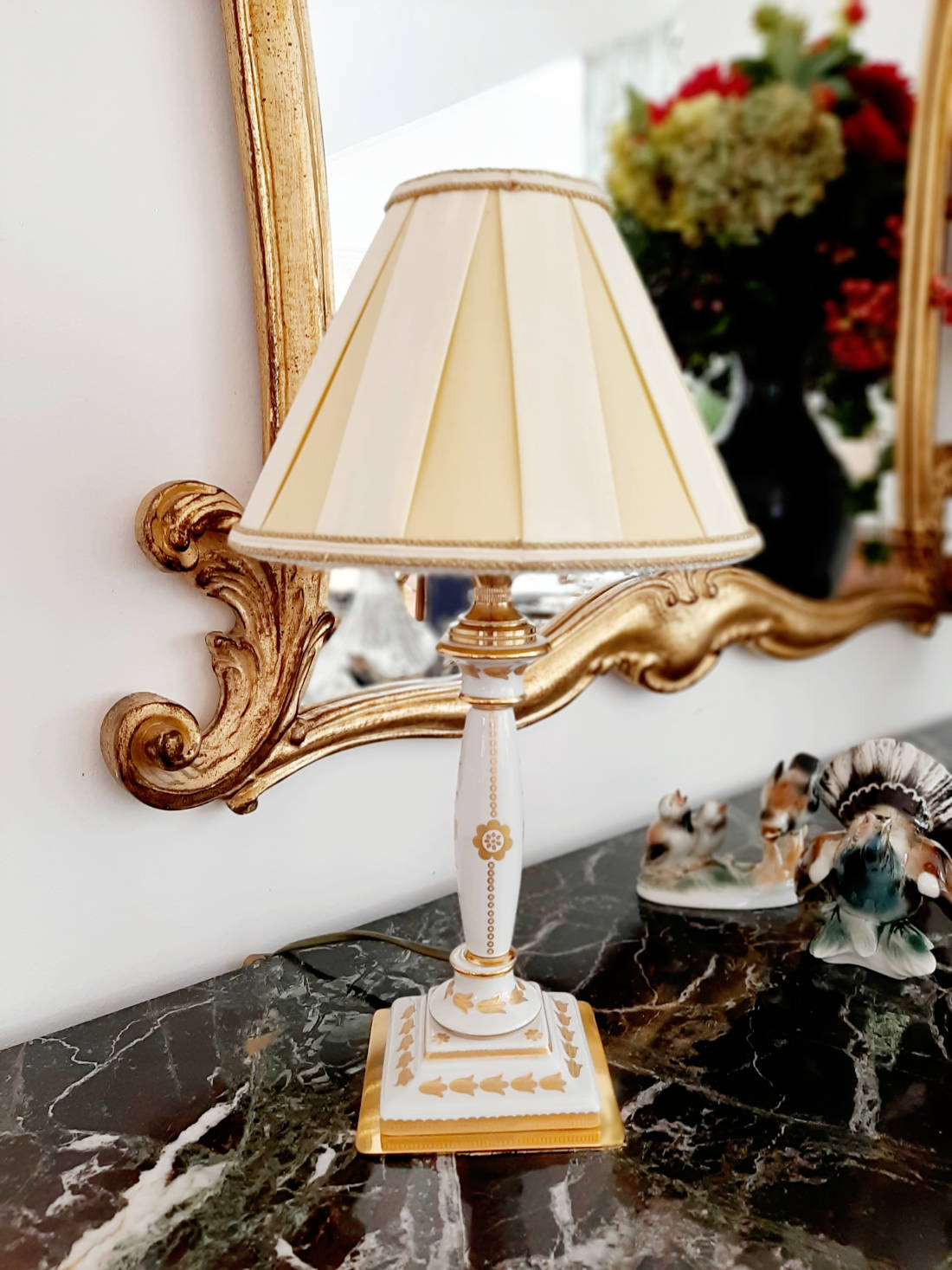 Kleine Tischlampe, in weiß, von Mangani, mit Goldbemalung, gebraucht, Frontalansicht.