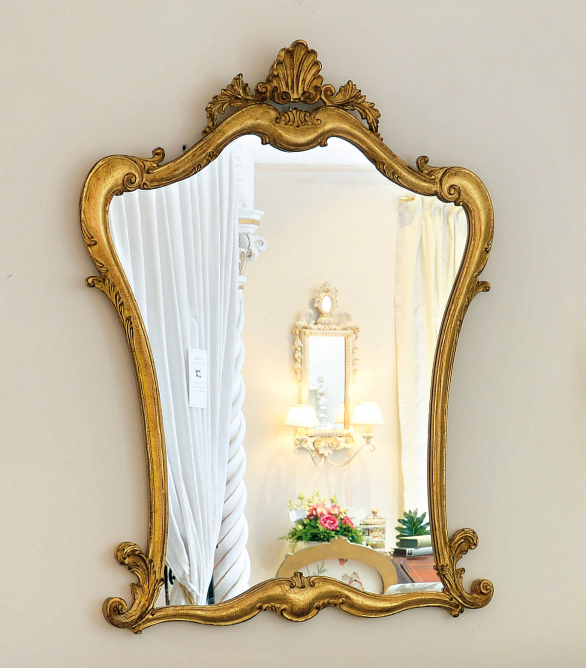 Großer Spiegel mit Goldrand, geschwungene Form, florale Elemente, Frontalansicht.