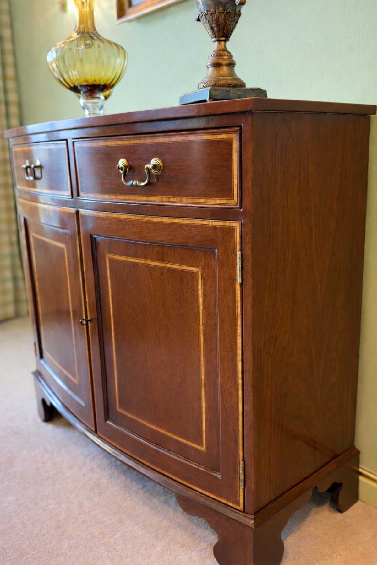 Seitenansicht einer klassischen Mahagoni Kommode im englischen Stil mit hochwertiger Verarbeitung.