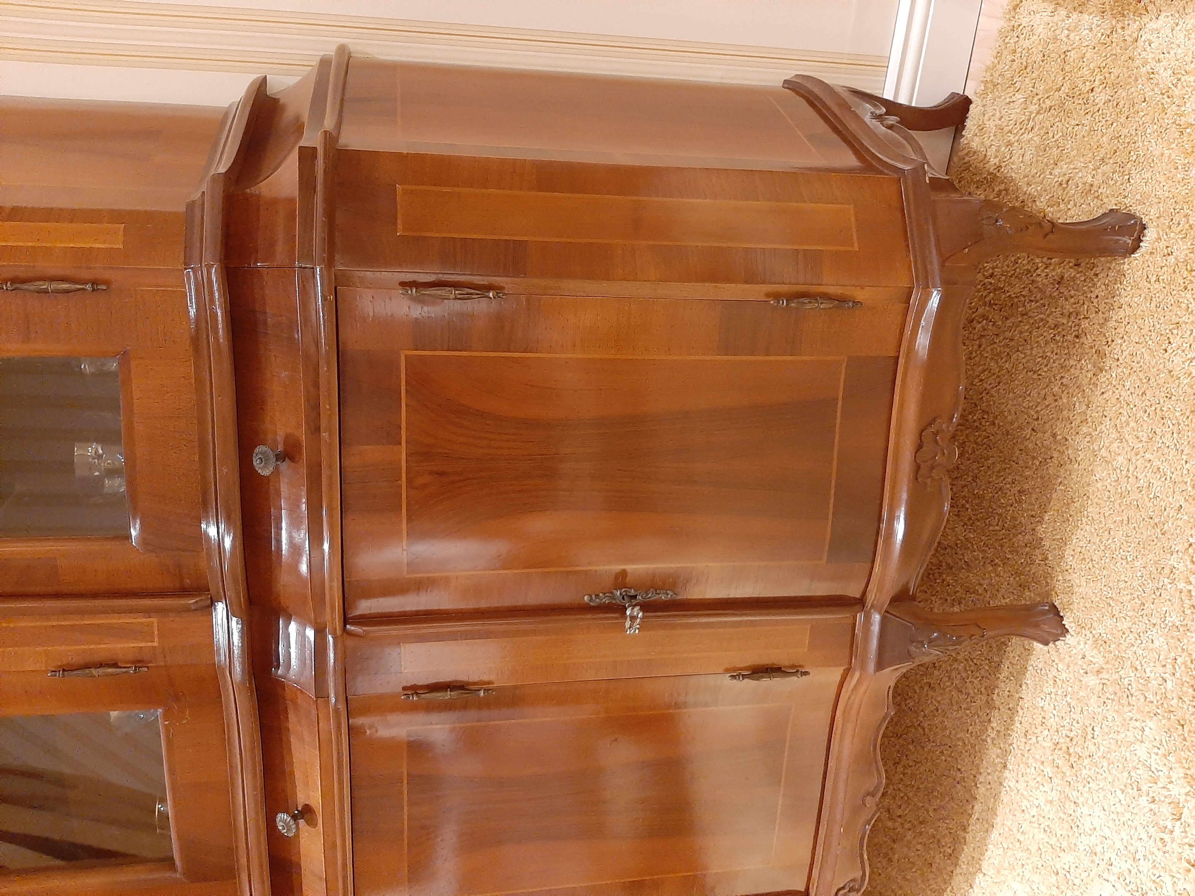 Italienische Barockvitrine aus Nussbaumholz mit geschwungenen Beinen, Gesamtansicht