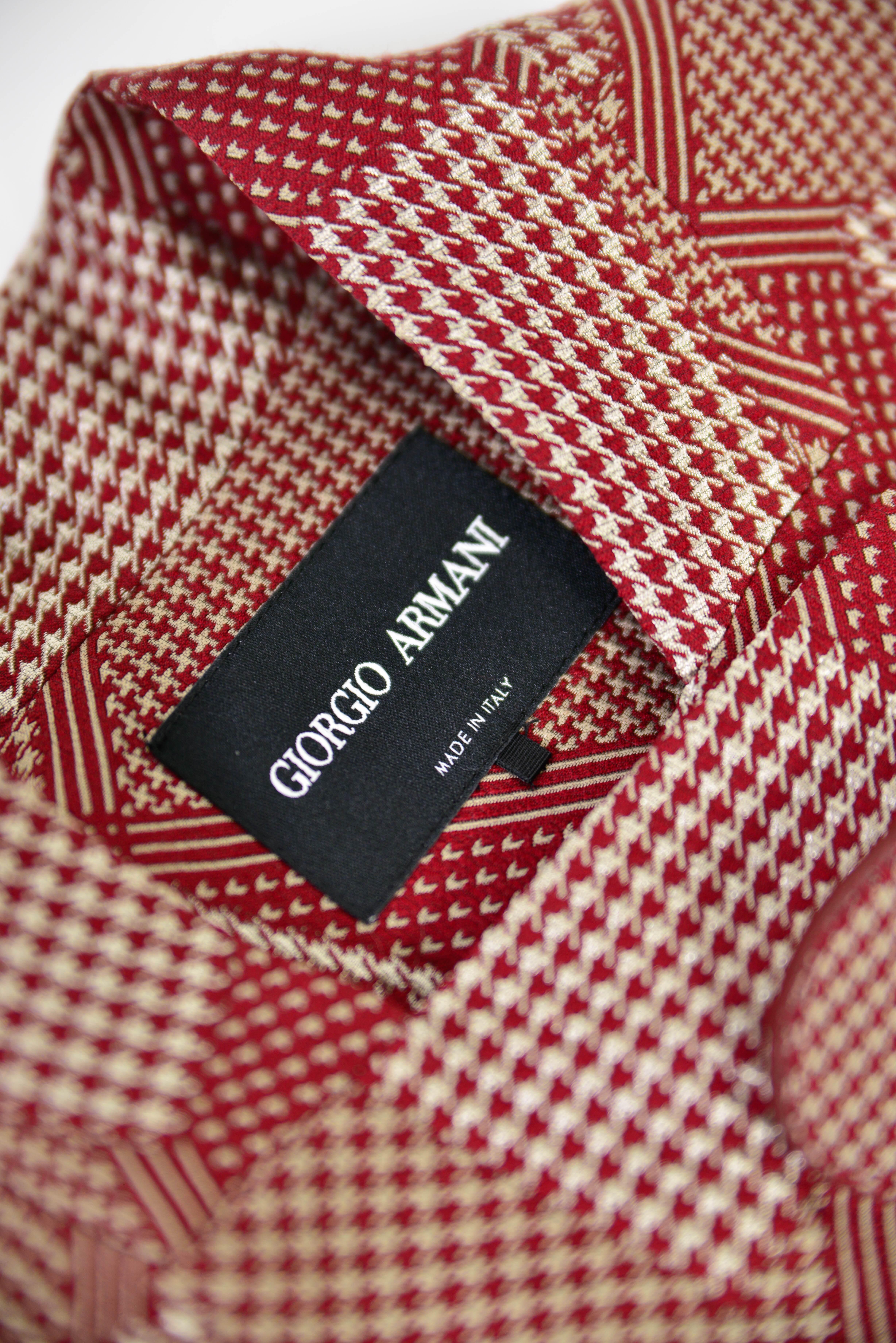 Giorgio Armani Blazer in der Groesse 34 rot und silber kariert Detailansicht auf das Logo