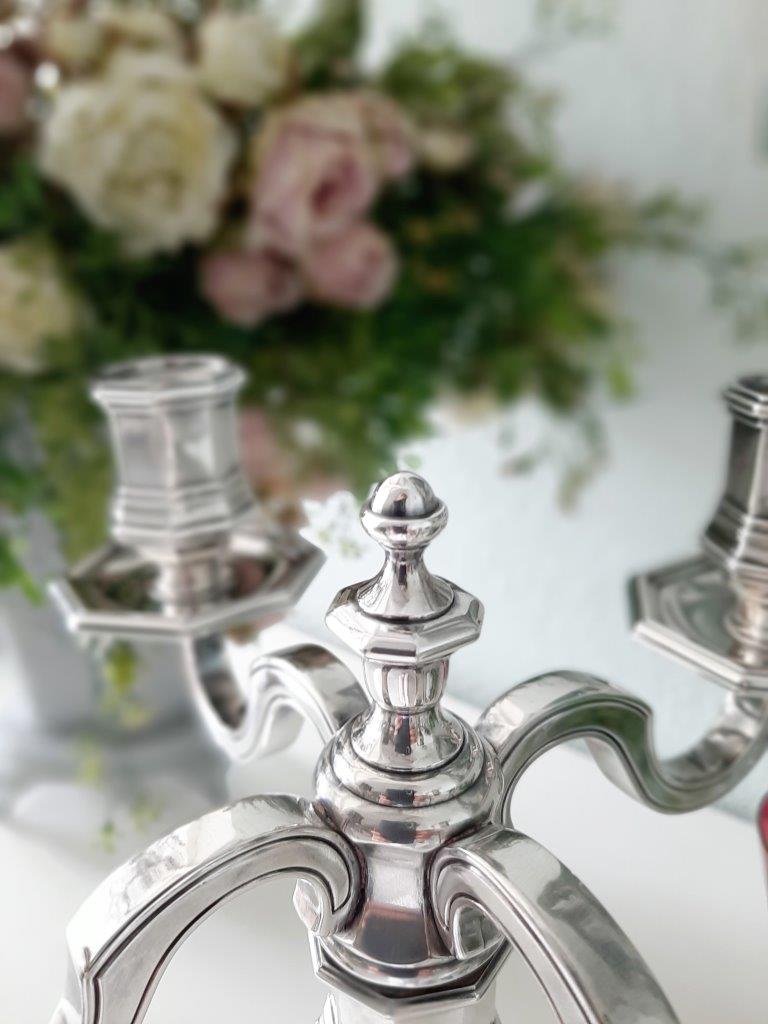Detail der zentralen Säule und Verzierungen eines Christofle Kerzenleuchters