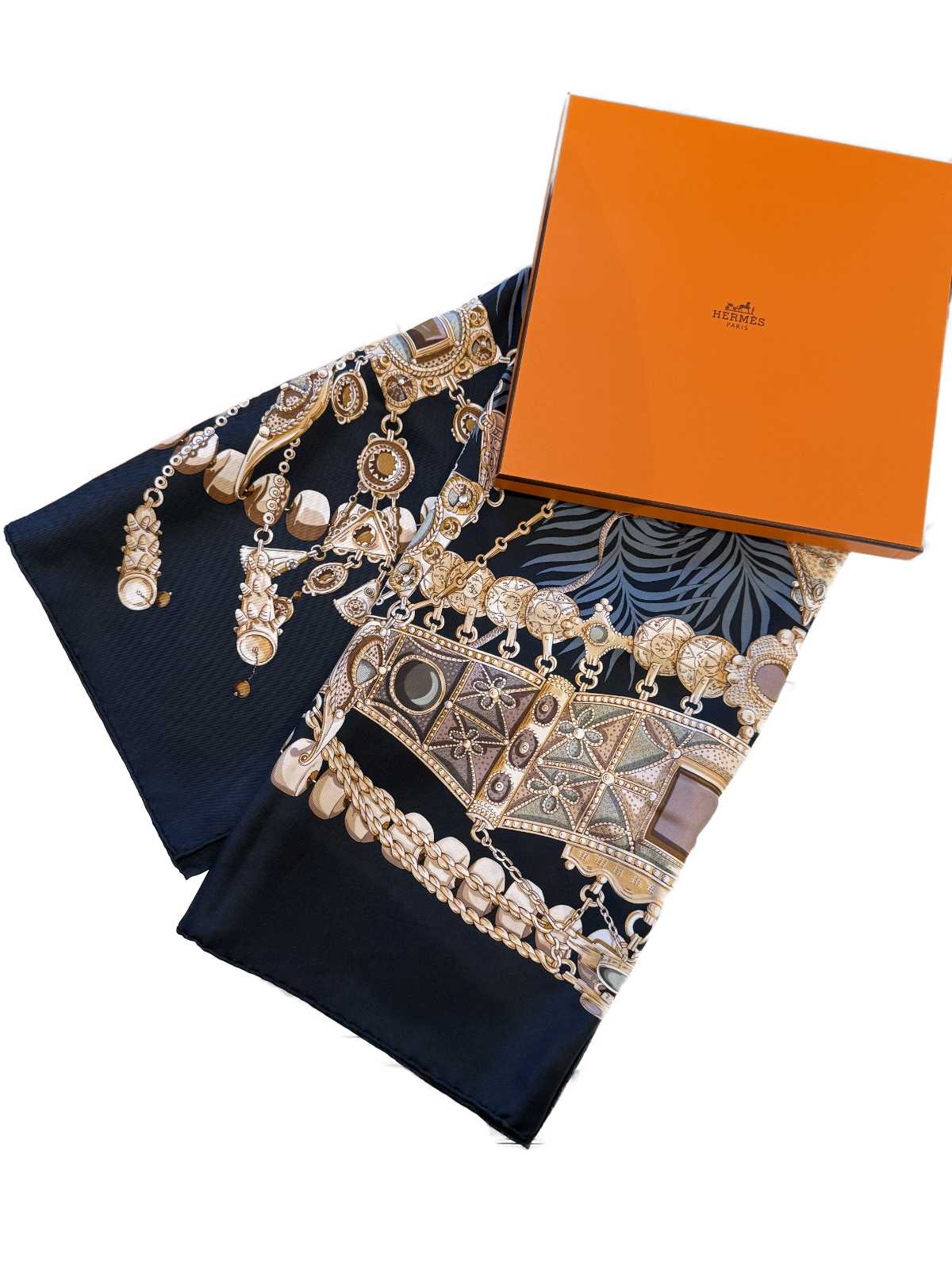 Hermès Tuch Terres Précieuses in Schwarz und Gold, aus Seide und im Format 87 mal 90 Zentimeter, mit Originalbox.