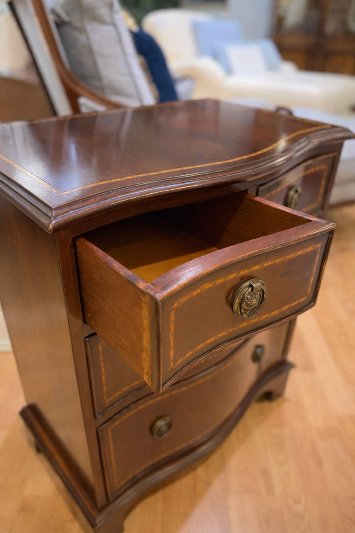 Geöffnete Schublade der Mahagoni Kommode Lilly mit Stauraum.
