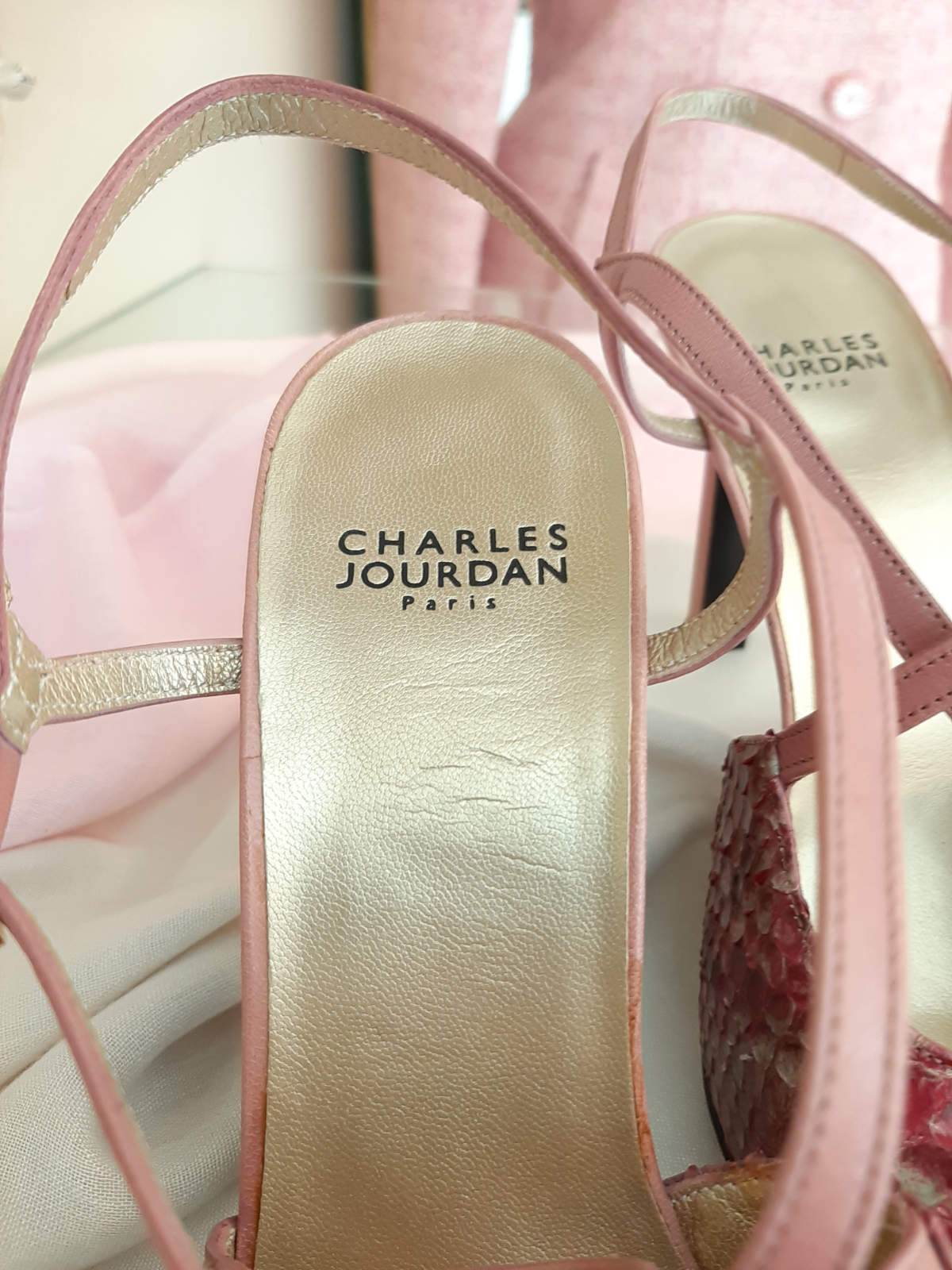 Schuhe von Charles Jourdan, in rosa und weiß, Größe 39, Logo.