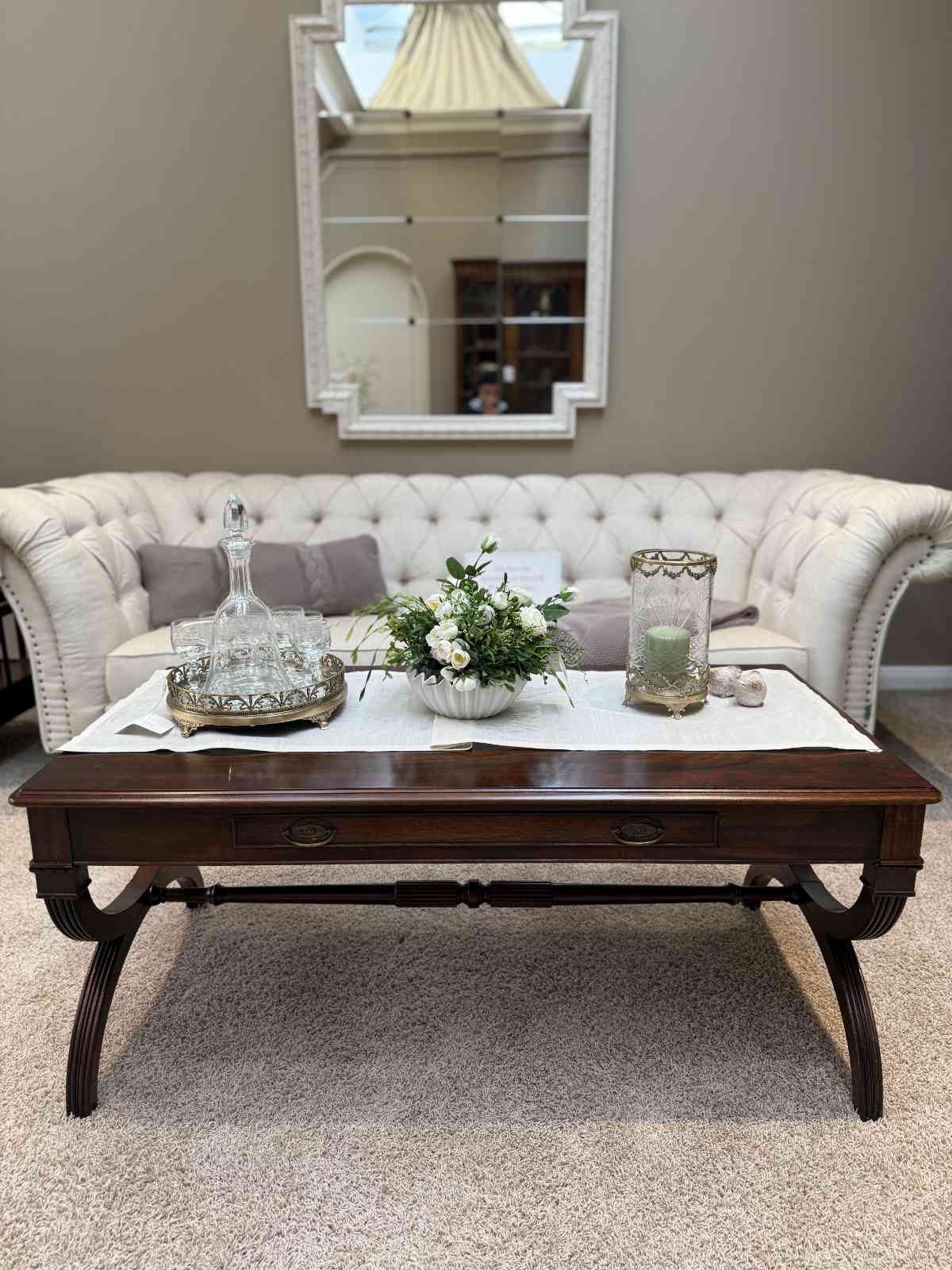  Englischer Couchtisch Sven aus Mahagoni von The Cabinet Makers Sherborne in eleganter Vorderansicht.