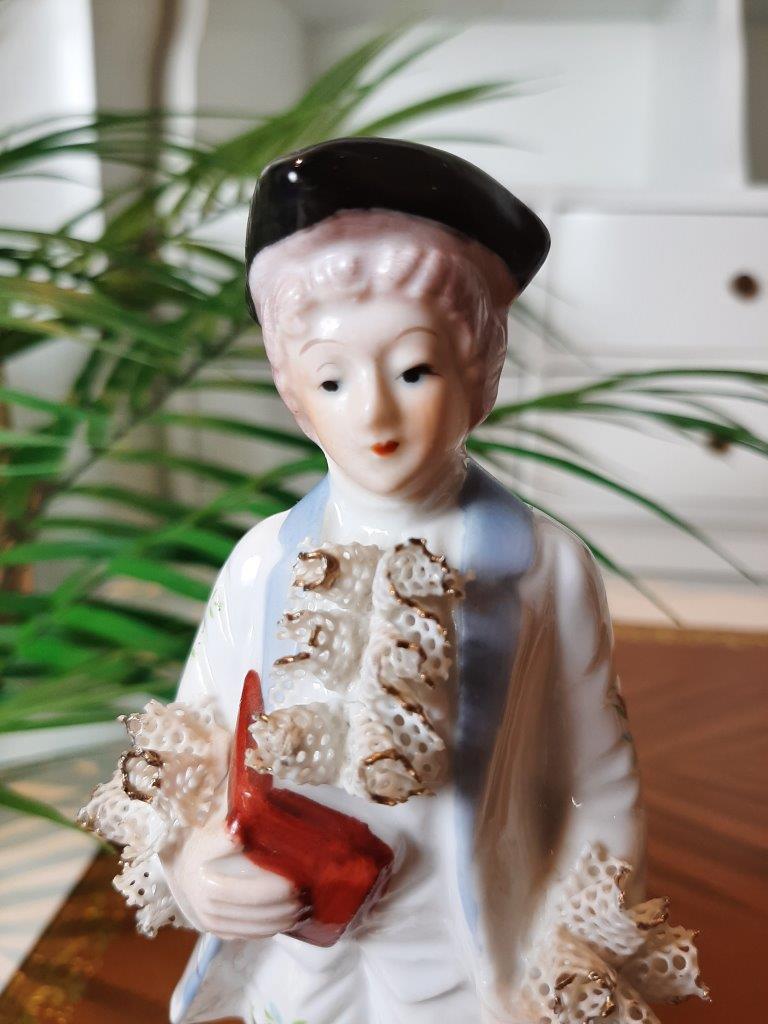 Porzellanfigur eines jungen Mannes im französischen Stil des 18. Jahrhunderts mit floraler Malerei