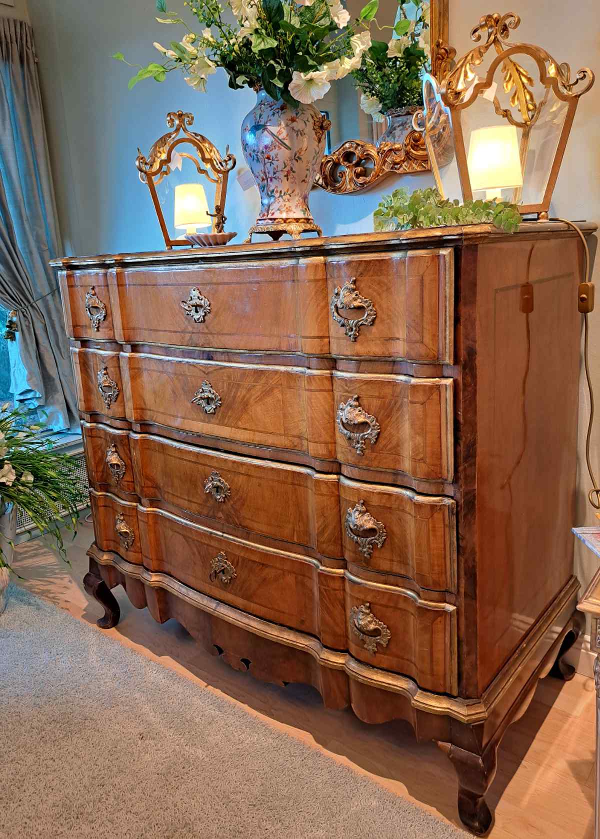 Antike Barockkommode 18 Jh Nussbaumholz original unrestauriert seitlich Antike Barockkommode, 18. Jh., aus Nussbaumholz, noch Original, unrestauriert, seitlich.