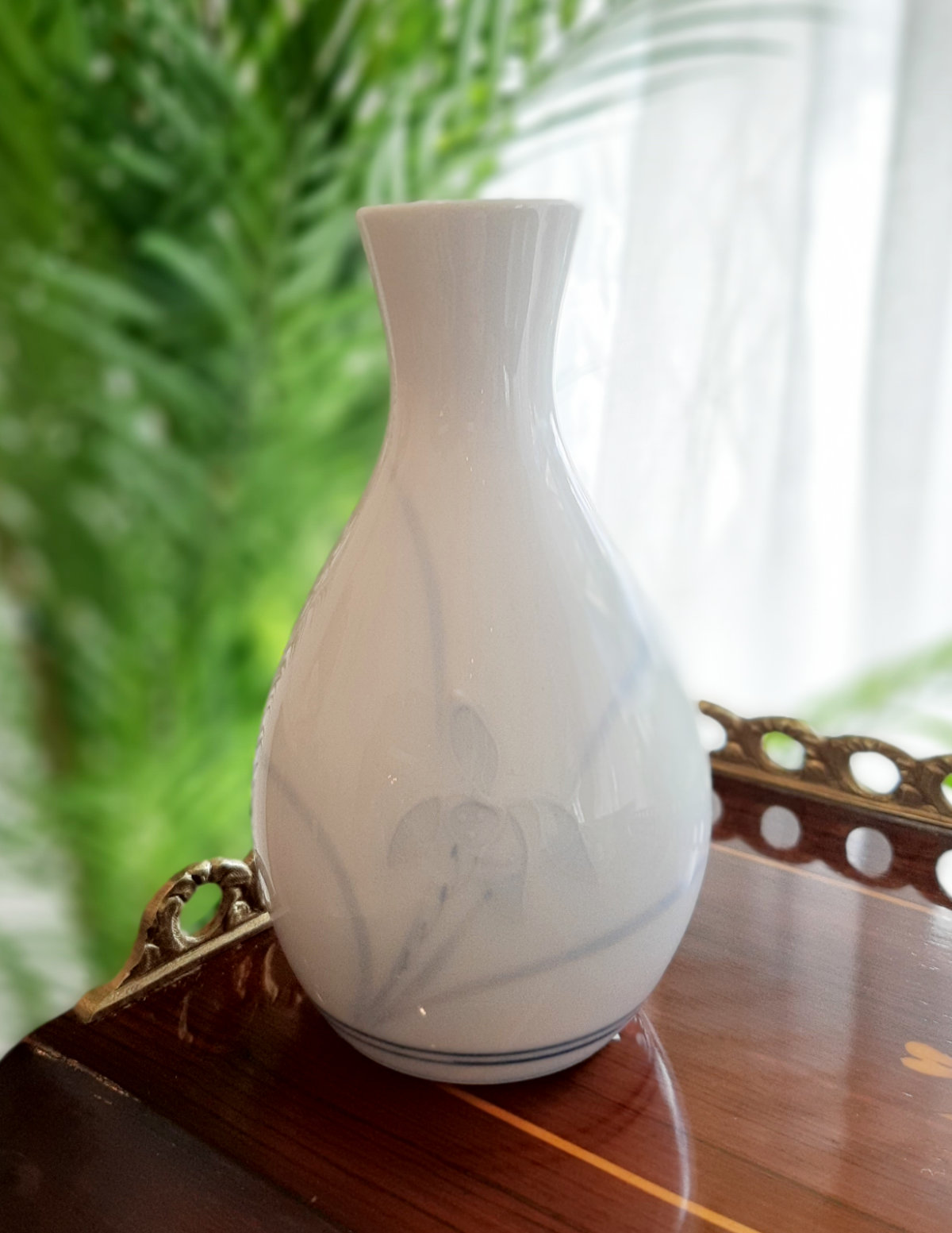 Reisschnaps-Set, weiß, aus Porzellan, wohl aus Japan, blaues Dekor, Flasche.