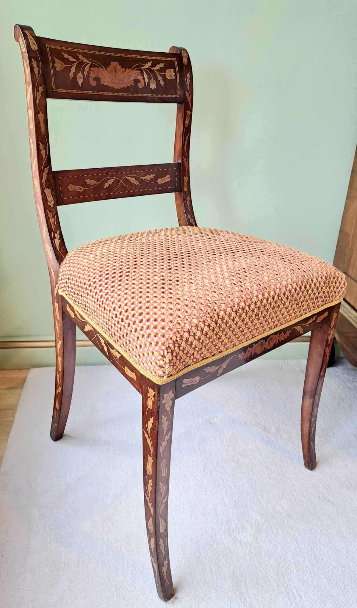 Antiker Stuhl, intarsiert, aus den Niederlanden, wohl 19. Jahrhundert, neu gepolstert und bezogen, von vorne.