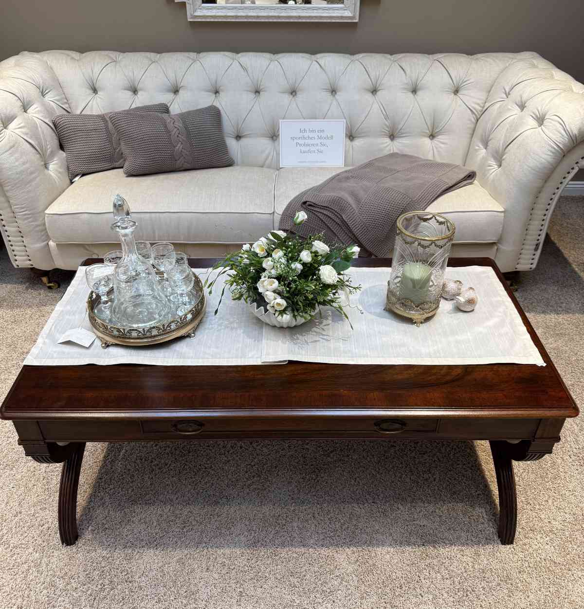 Draufsicht auf den Mahagoni Couchtisch Sven mit großzügiger Tischplatte.