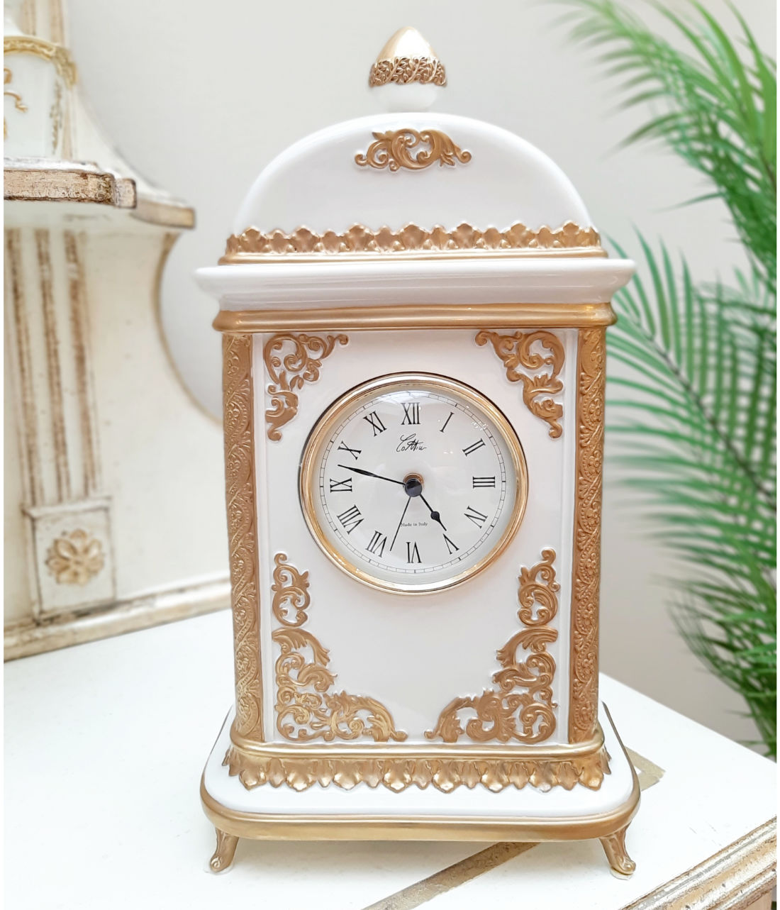 Cattin Porzellan Uhr, Zustand gebraucht wie neu, in creme gold, Frontalansicht.