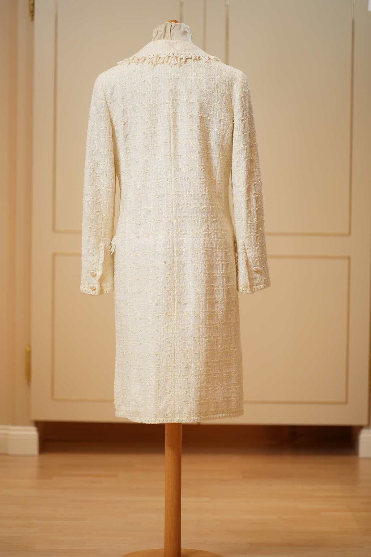 CHANEL – Tweed Midi Kleid (Jackenkleid) -  beige – Gr. 38 FR – neuwertig