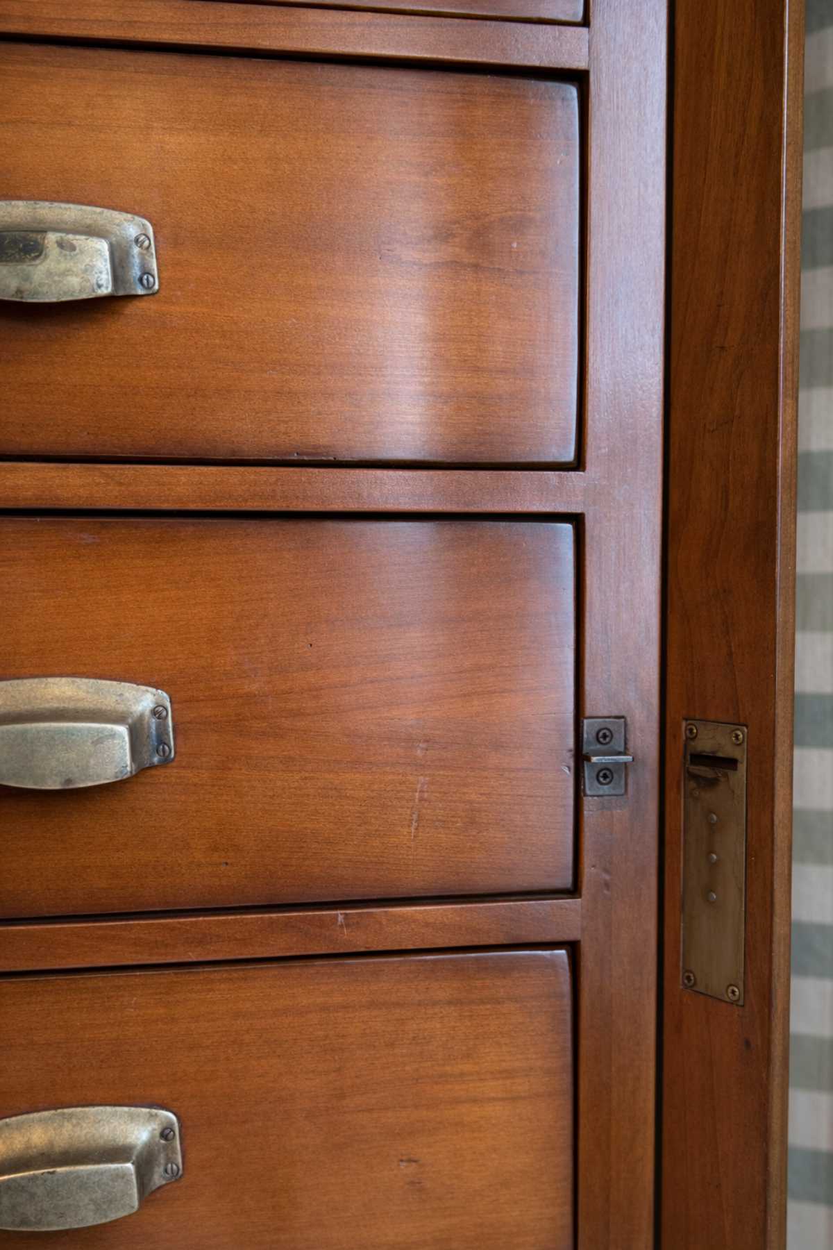 Seitliches Detail der Massivholz Kommode mit sichtbarer Struktur und feiner Verarbeitung.