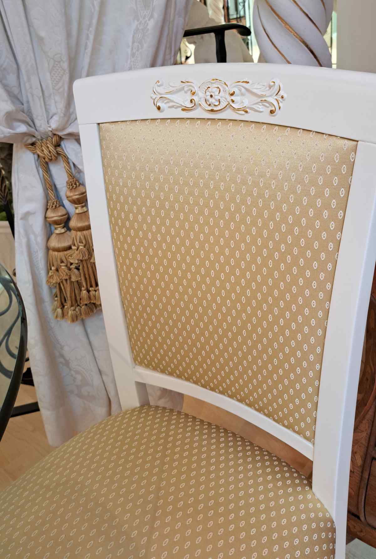 Glastisch mit Säule, dazu vier Stühle, Esstisch aus Italien, runde Platte, weiß und gold patiniert, Secondhand, Stuhllehne.
