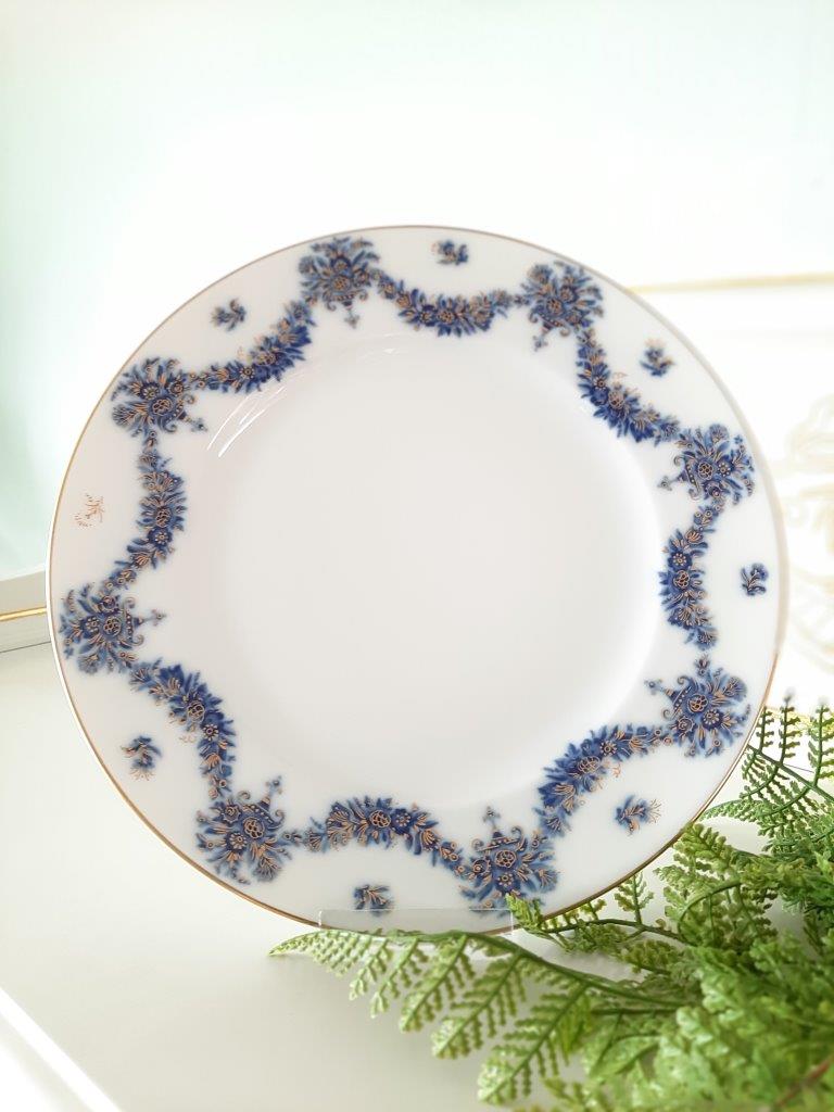 Porzellanteller frontal fotografiert