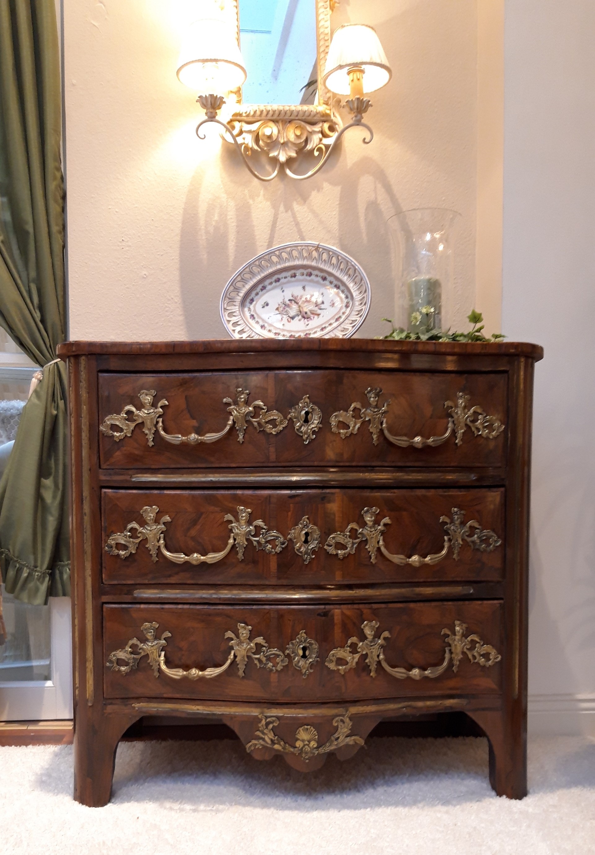 Barockkommode dekorativ im Raum platziert